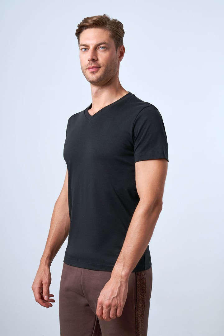 Men's V-neck slim fit T-shirt - Black