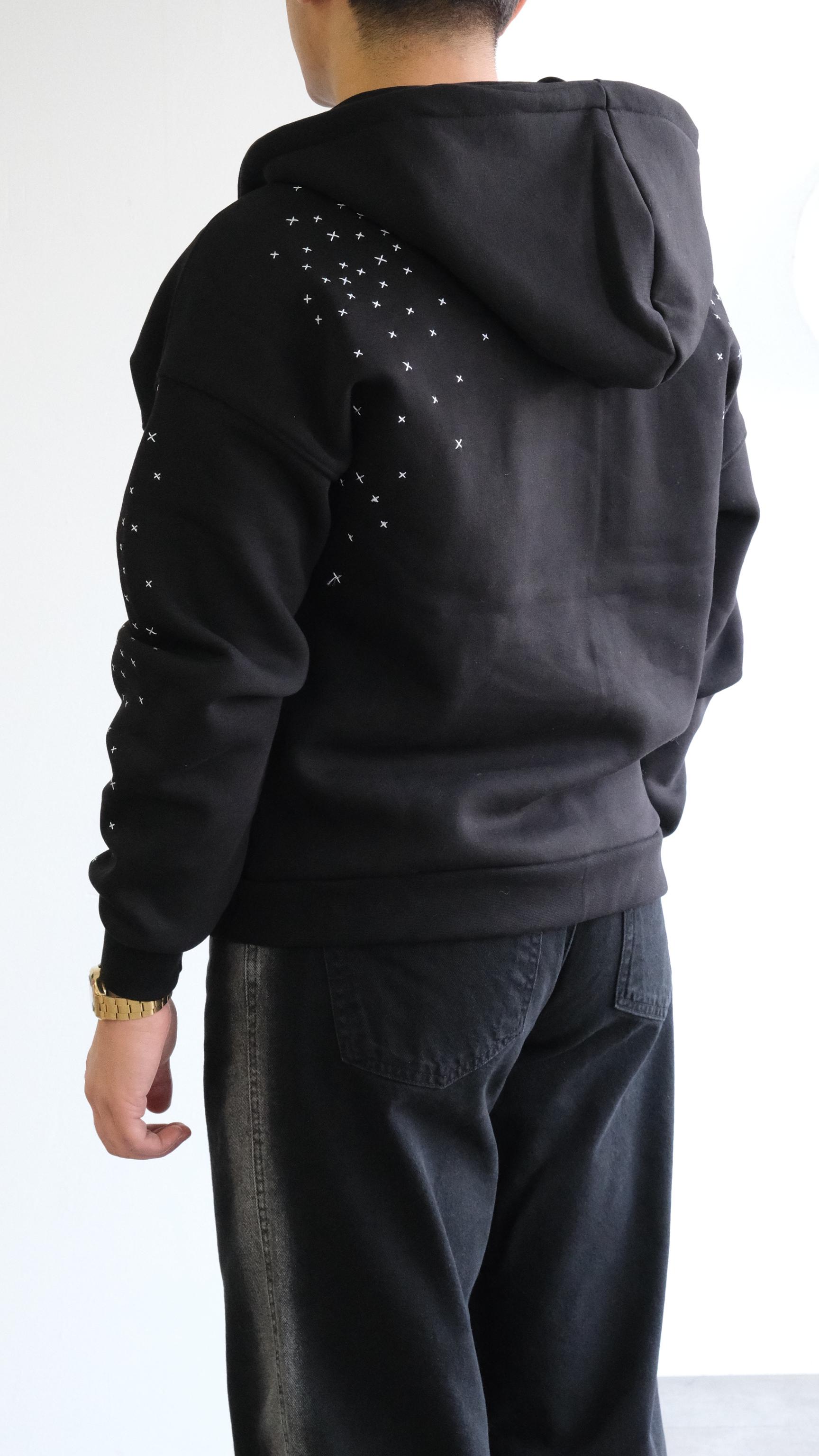 Siyah Nakış Desenli Kapüşonlu Sweatshirt