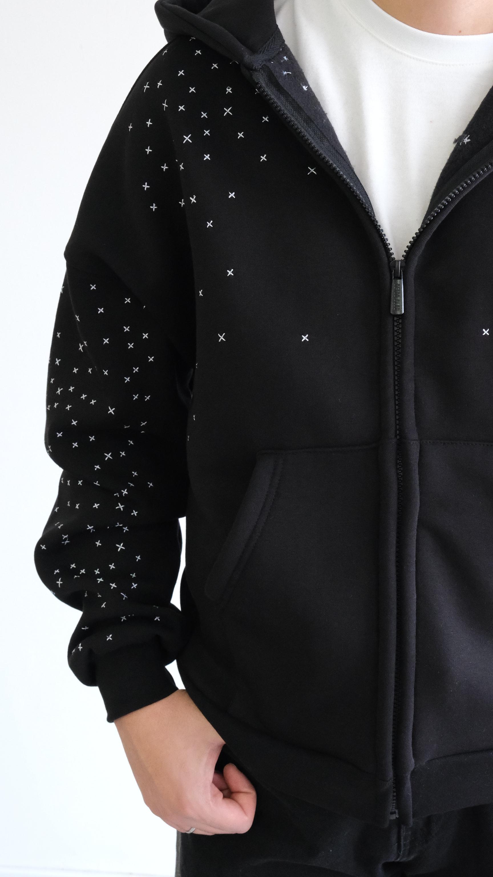 Siyah Nakış Desenli Kapüşonlu Sweatshirt