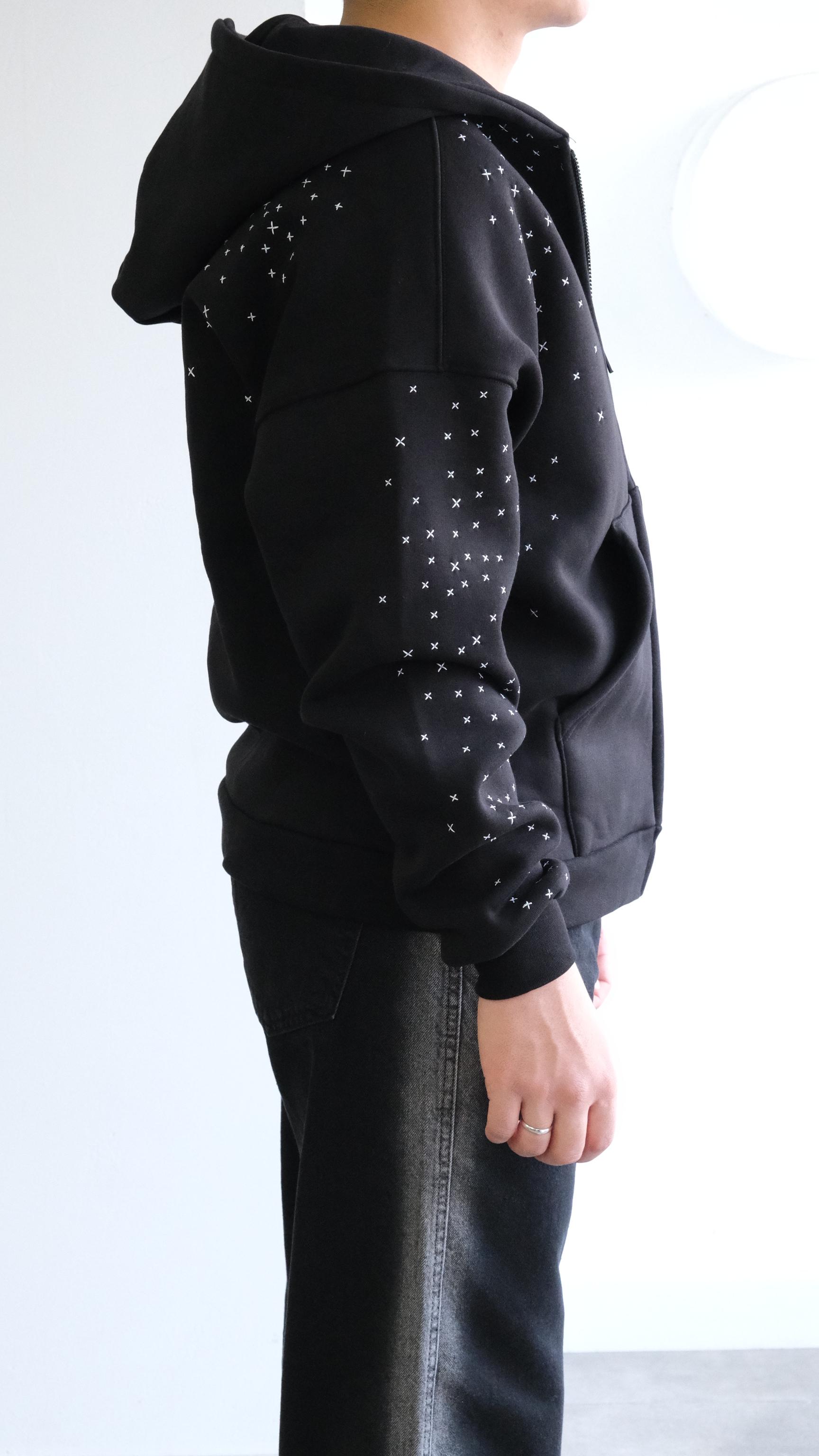 Siyah Nakış Desenli Kapüşonlu Sweatshirt