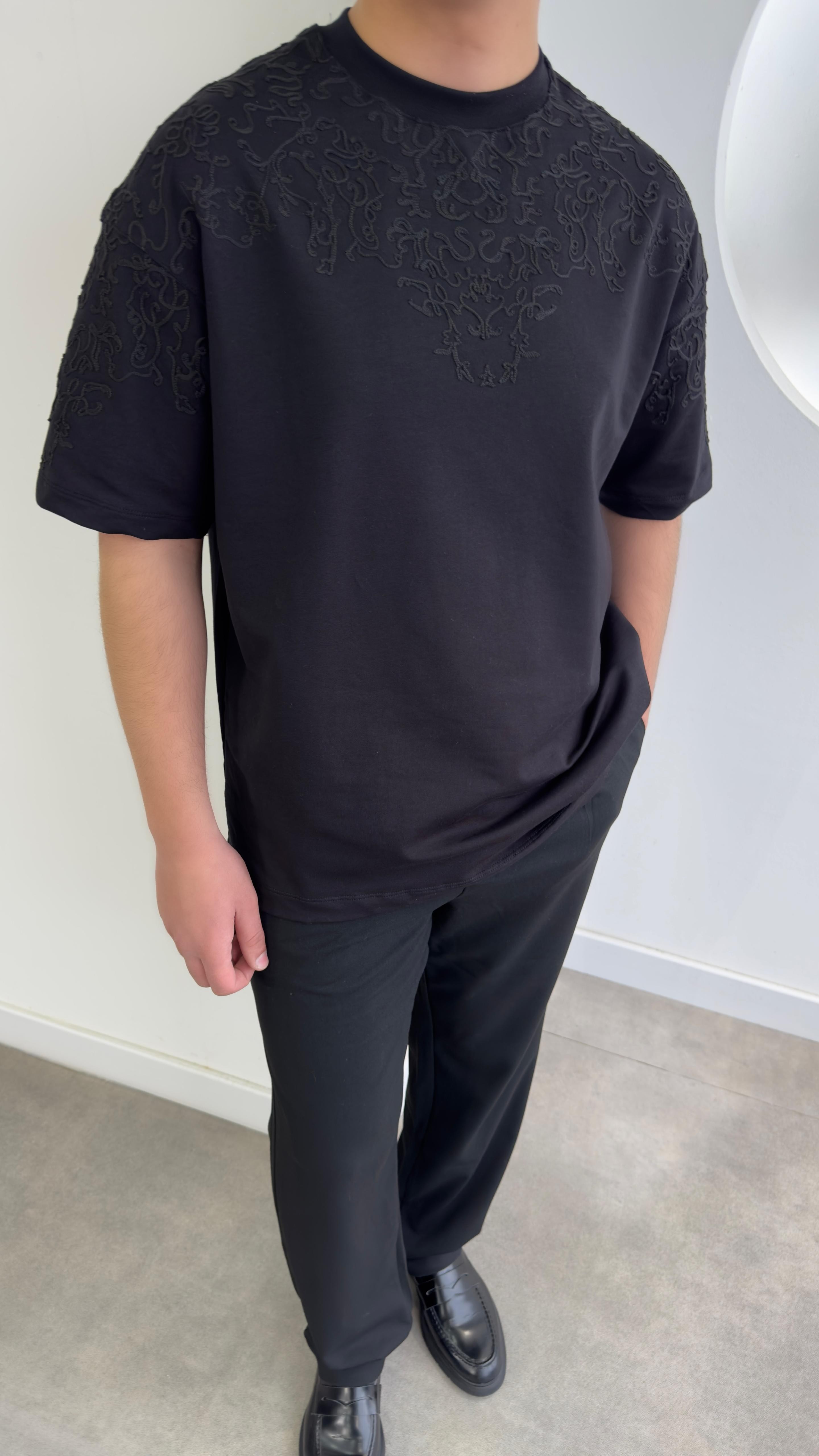 Siyah Etnik Desen Nakışlı Tshirt