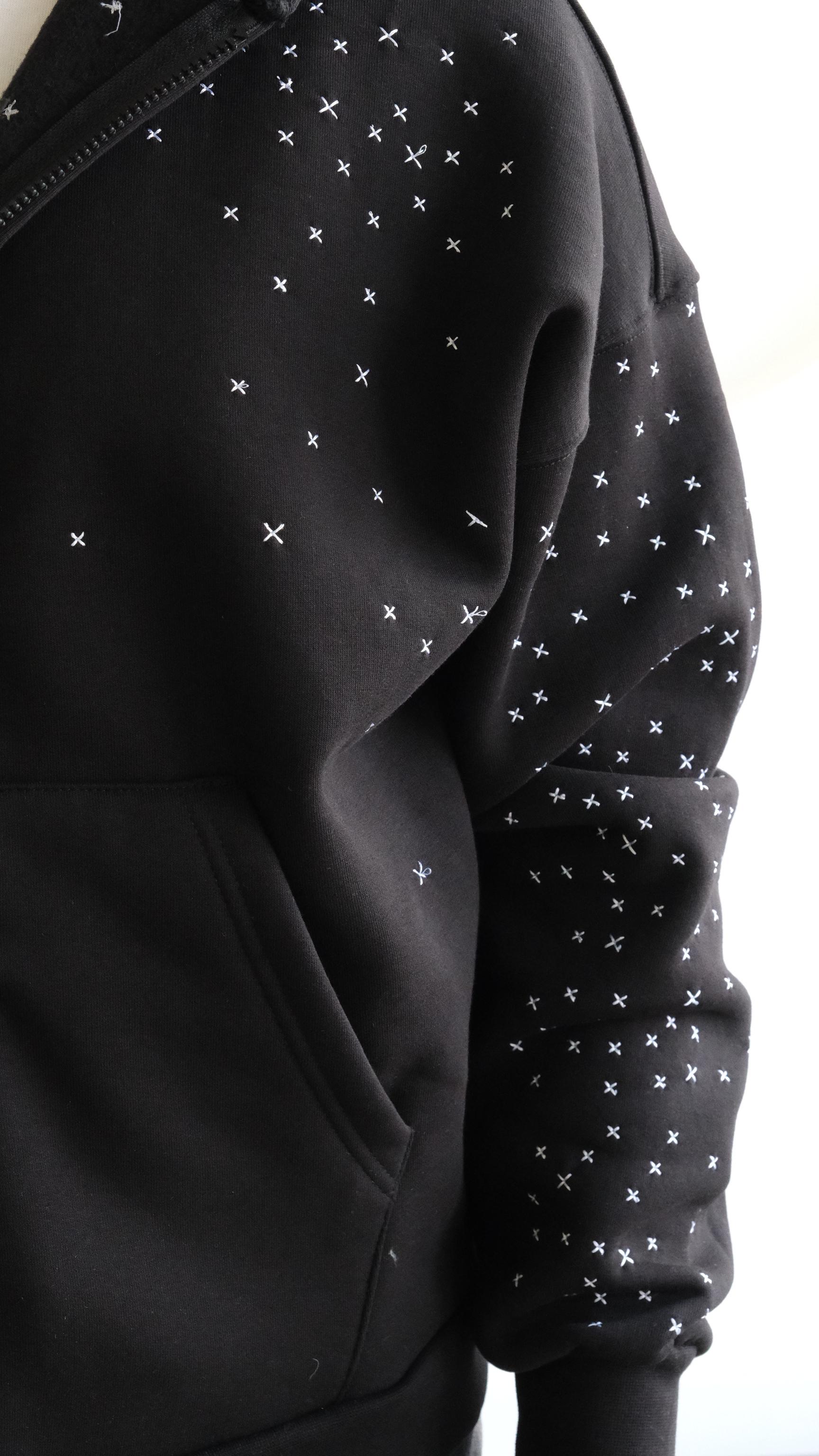 Siyah Nakış Desenli Kapüşonlu Sweatshirt