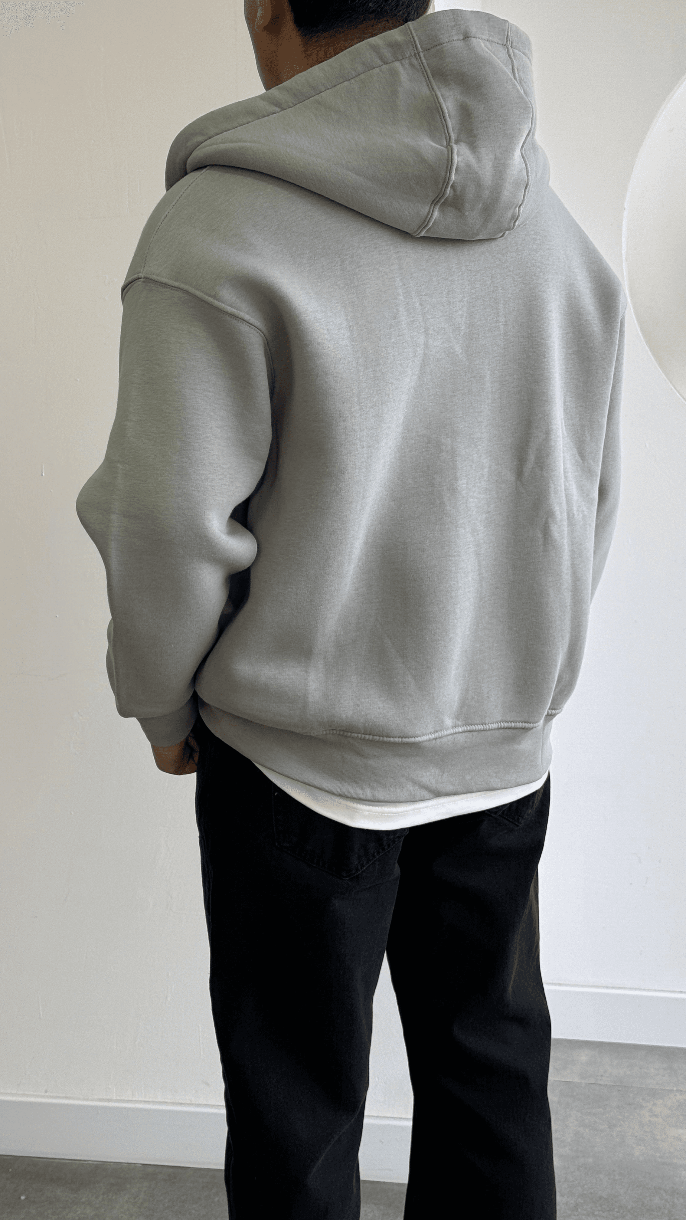 Gri kapüşonlu sweatshirt