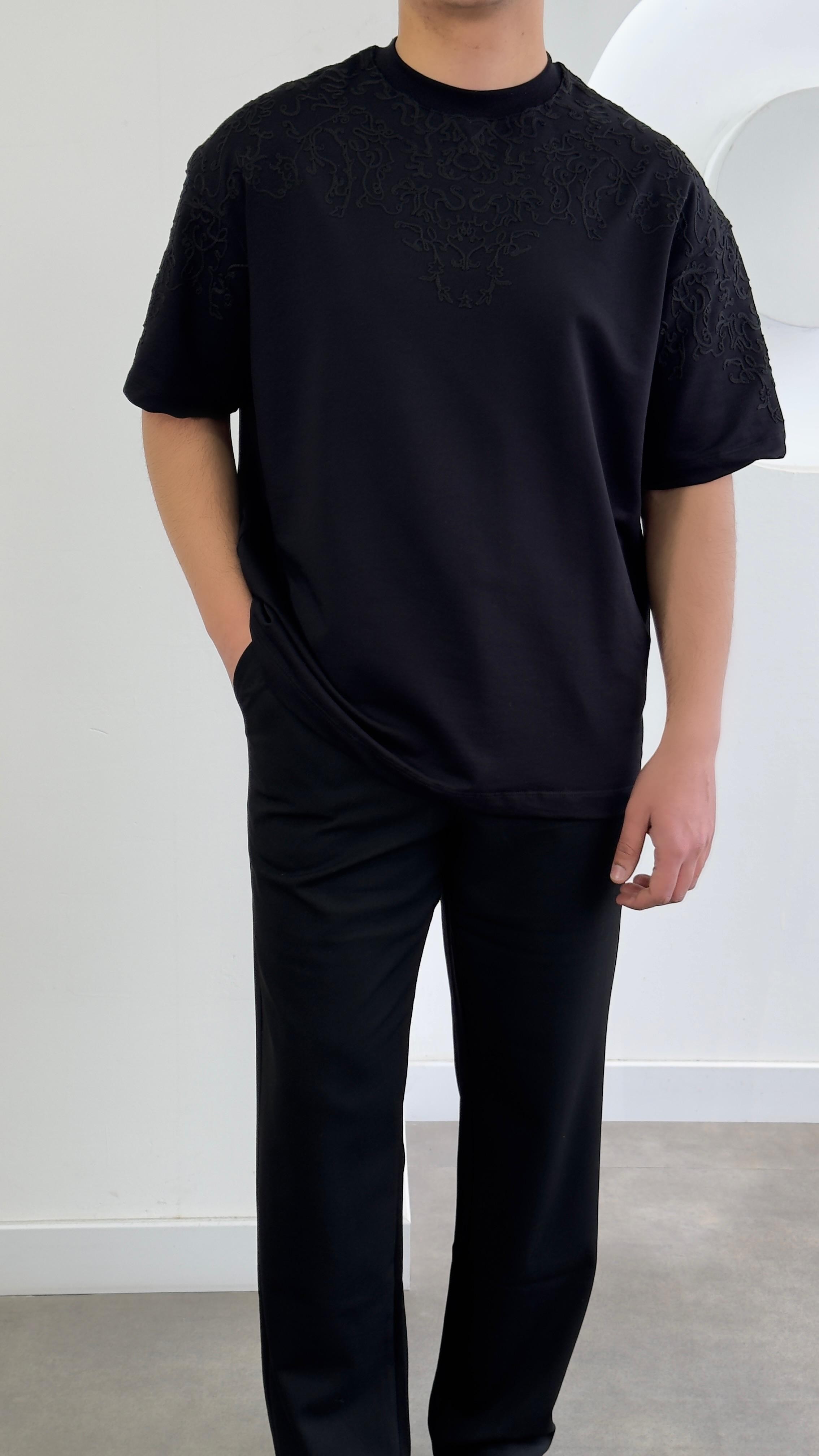 Siyah Etnik Desen Nakışlı Tshirt