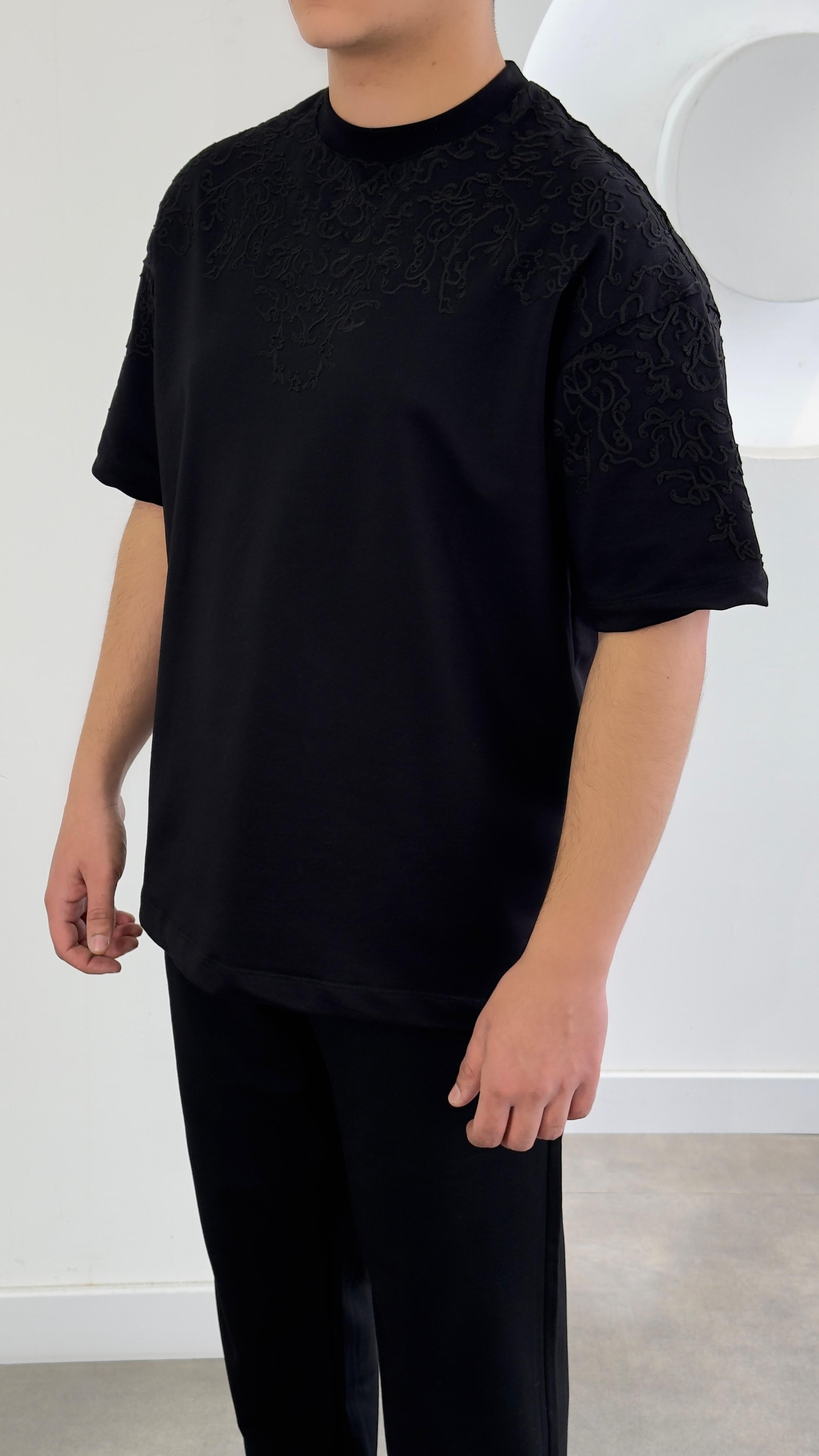 Siyah Etnik Desen Nakışlı Tshirt