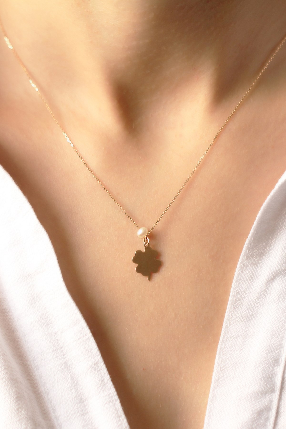 Minaliva 14 Carat Rose Gold Clover Necklace with Pearls