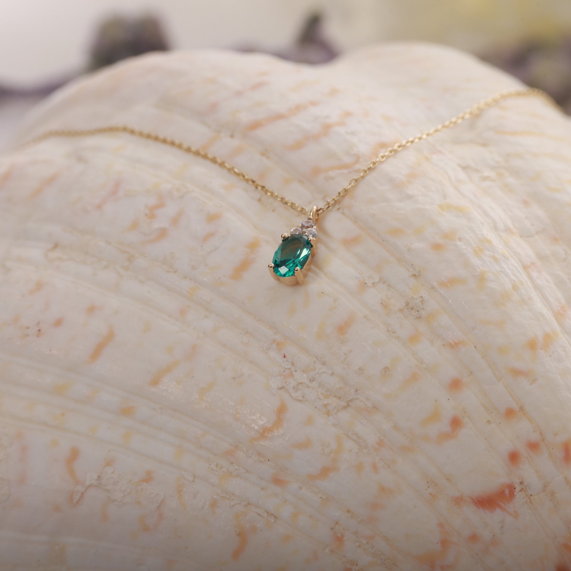 14 Carat Gold 3 Stone Emerald Oval Necklace