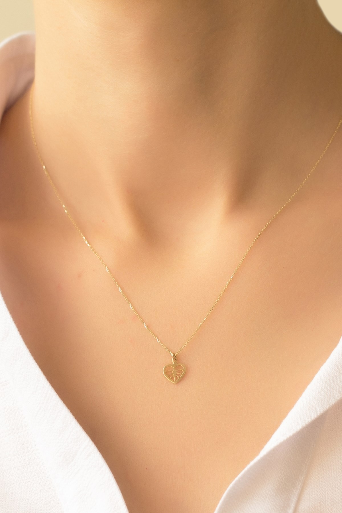 Minaliva 14 Carat Yellow Gold Elegant Design Heart Necklace