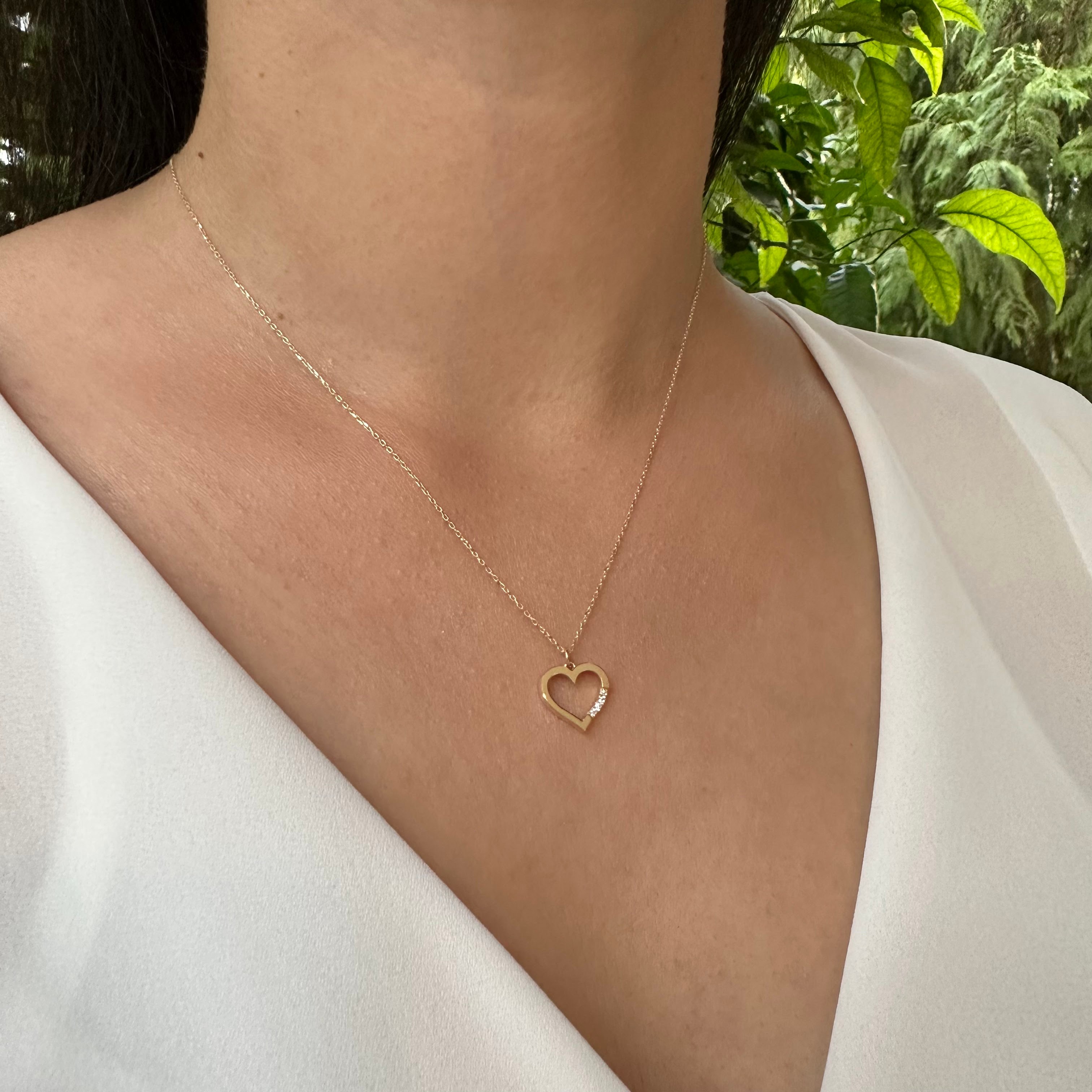 14 Carat Gold Minimal Stone Heart Necklace