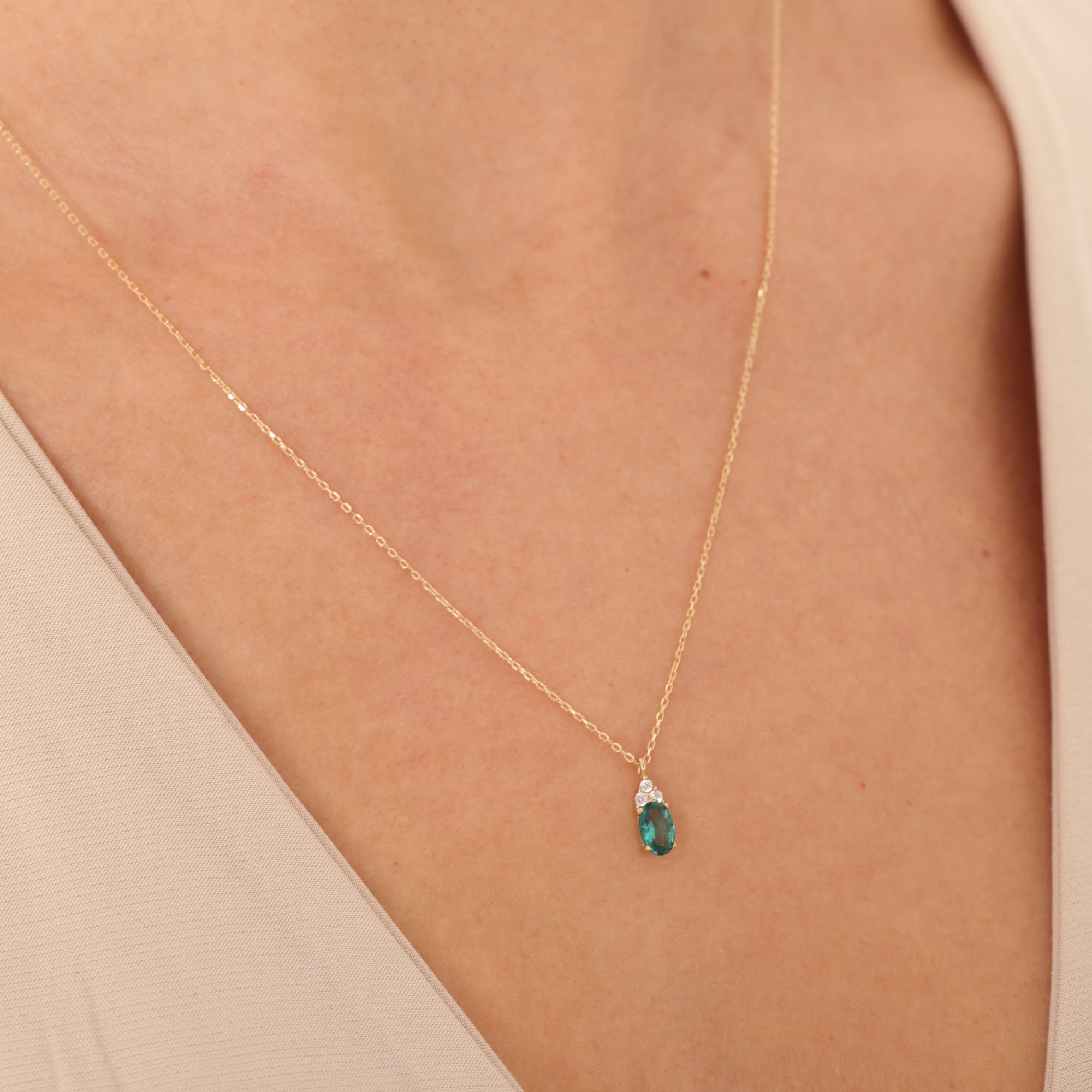 14 Carat Gold 3 Stone Emerald Oval Necklace