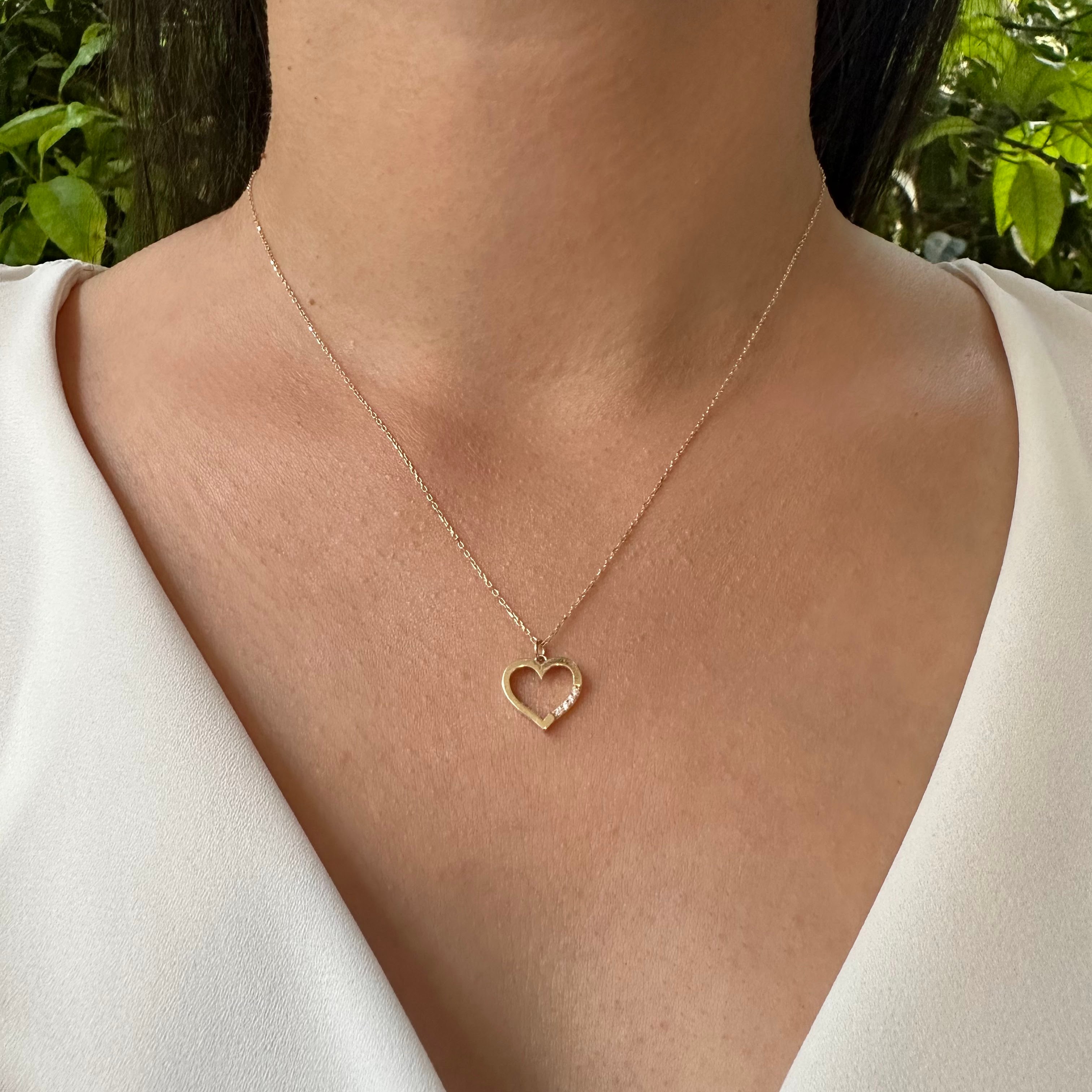 14 Carat Gold Minimal Stone Heart Necklace