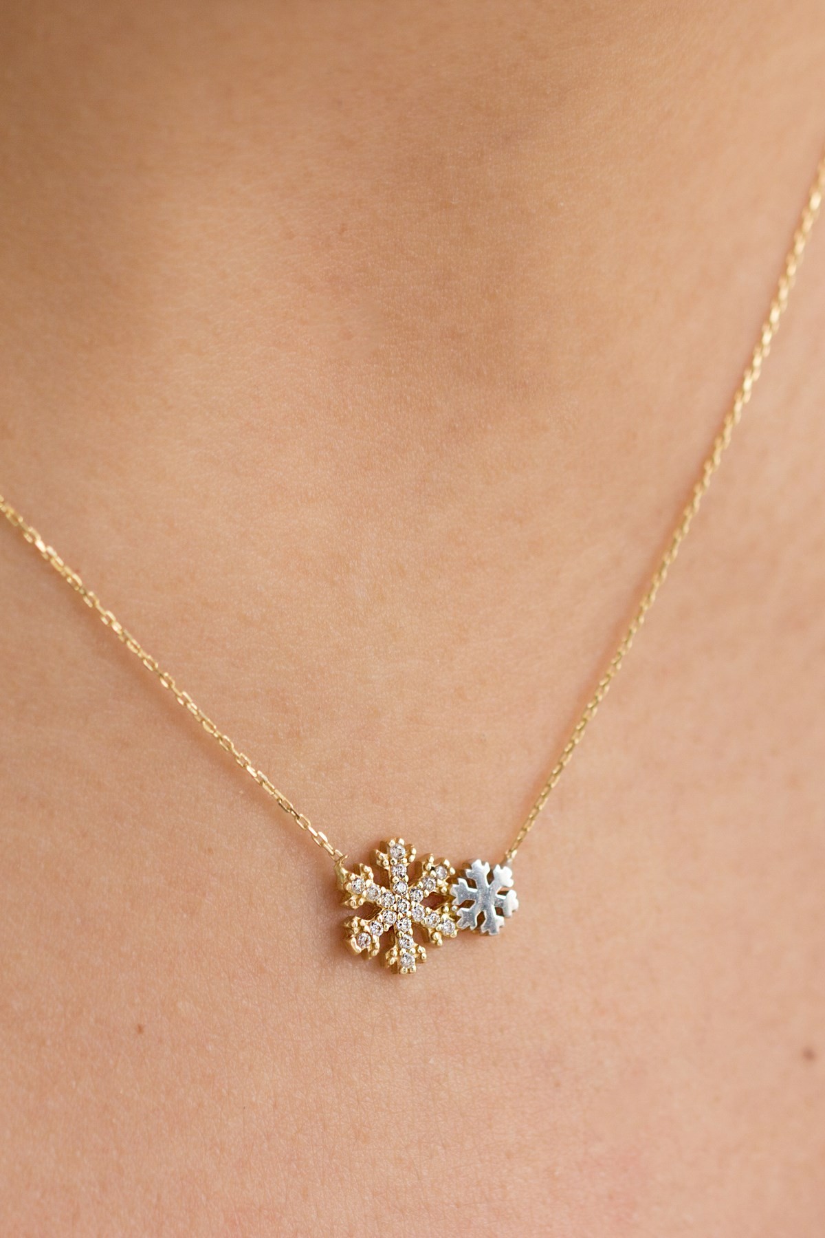 Minaliva 14 Carat Yellow Gold Snowflake Necklace