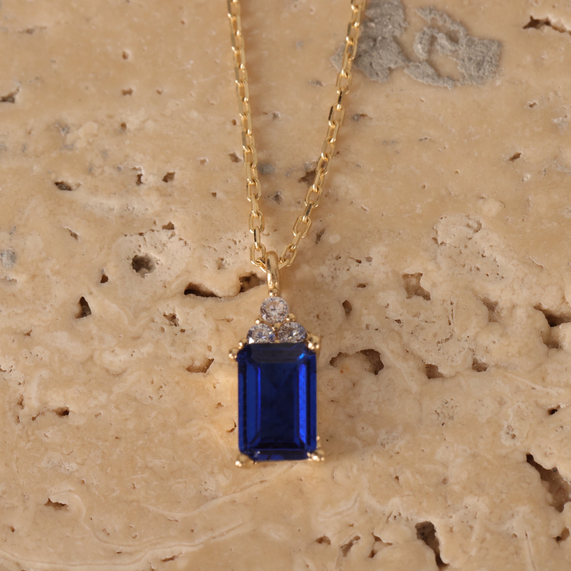 14 Carat Gold Elegant Baguette Stone Sapphire Necklace