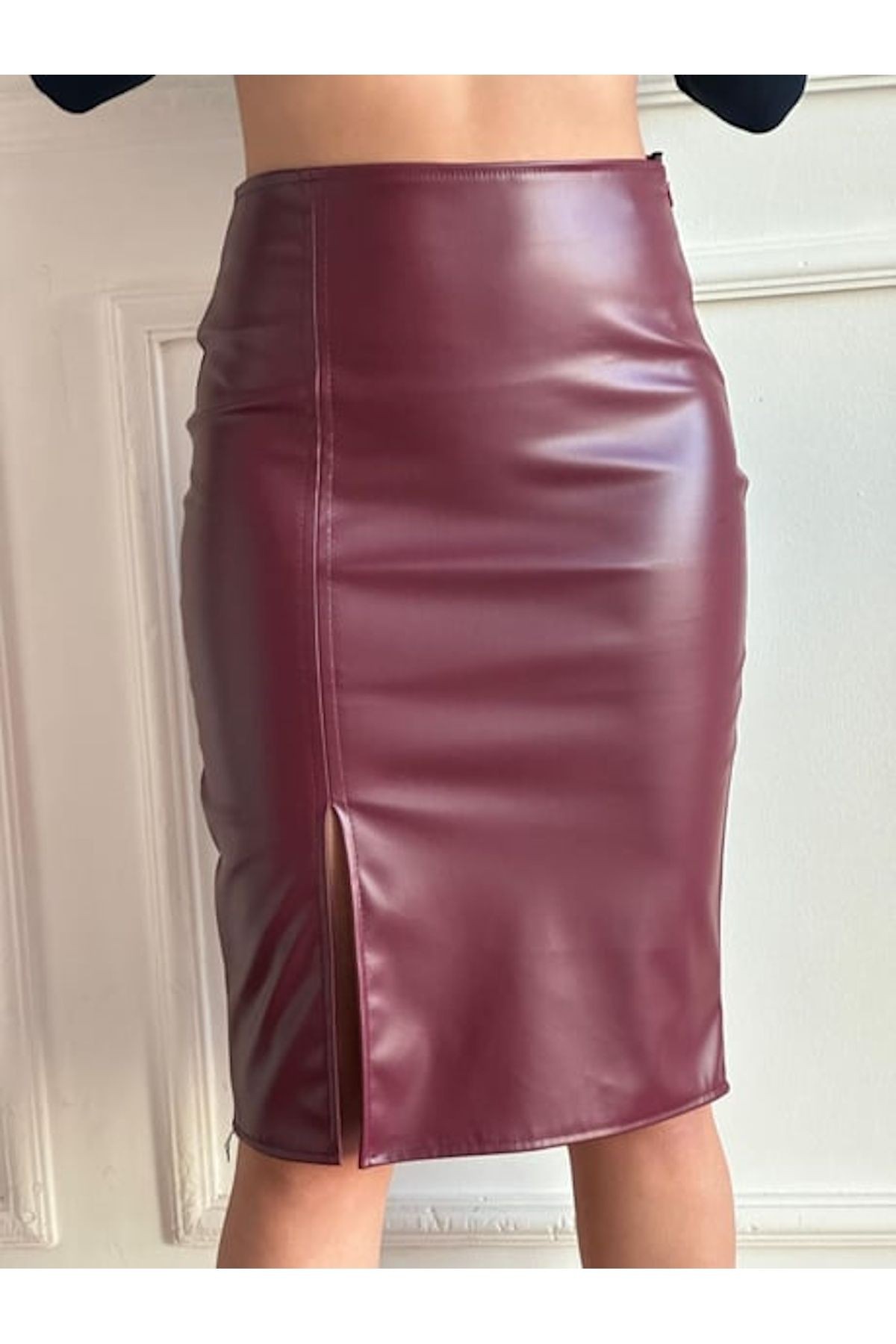 Kadın Bordo Renk  Beli Lastikli Yırtmaçlı Kalem Deri Etek 65 Cm