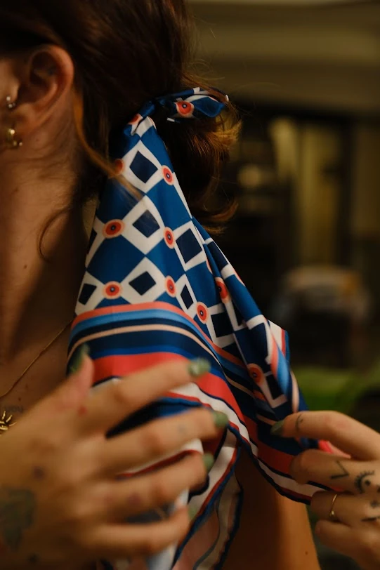 Less Atelier Caro Navy Fular 65x65