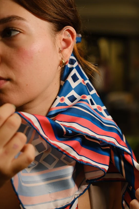 Less Atelier Caro Navy Fular 65x65