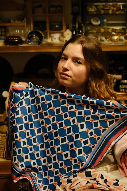 Less Atelier Caro Navy Fular 65x65