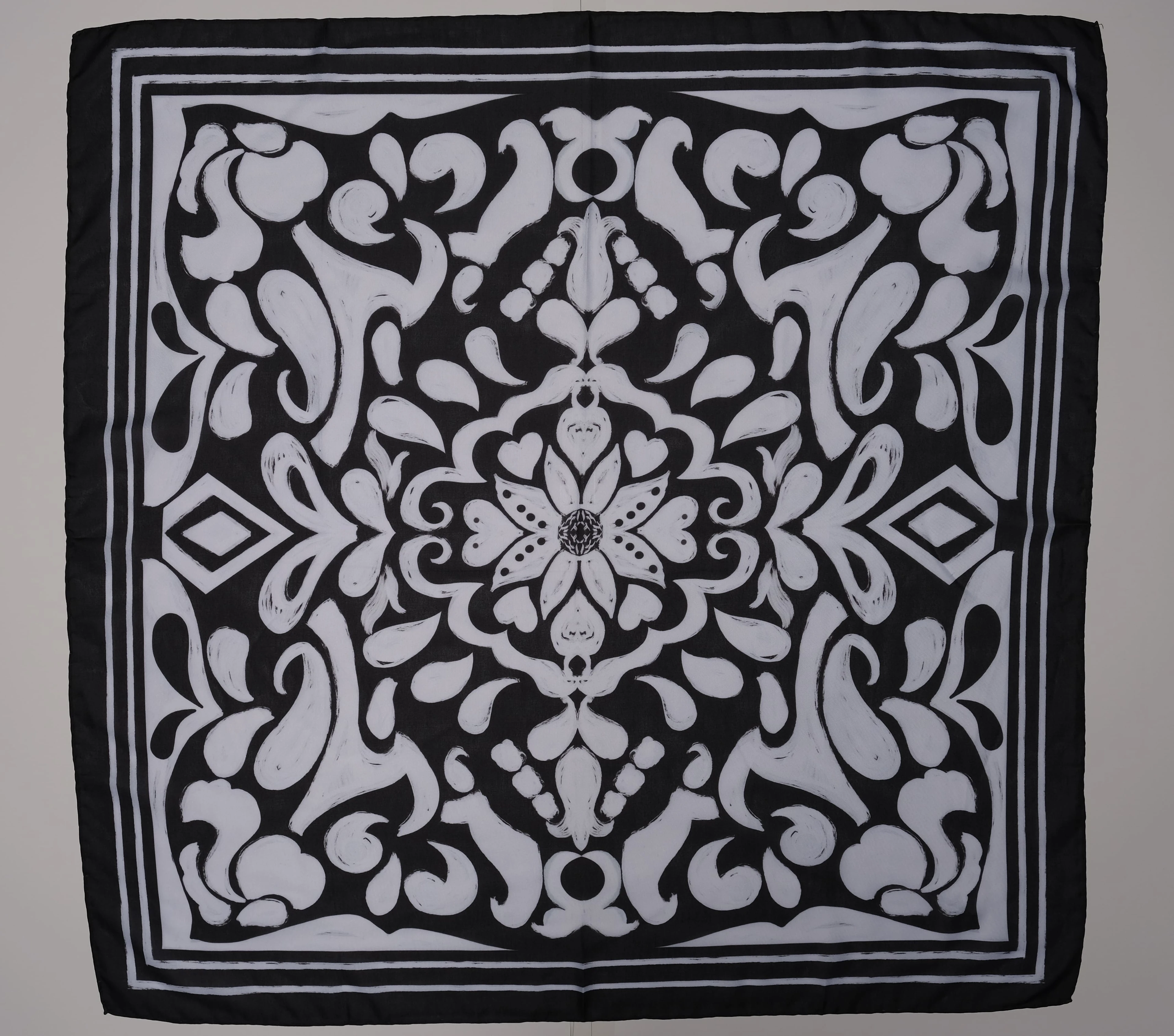 Less Atelier Tile Black Fular 90x90 