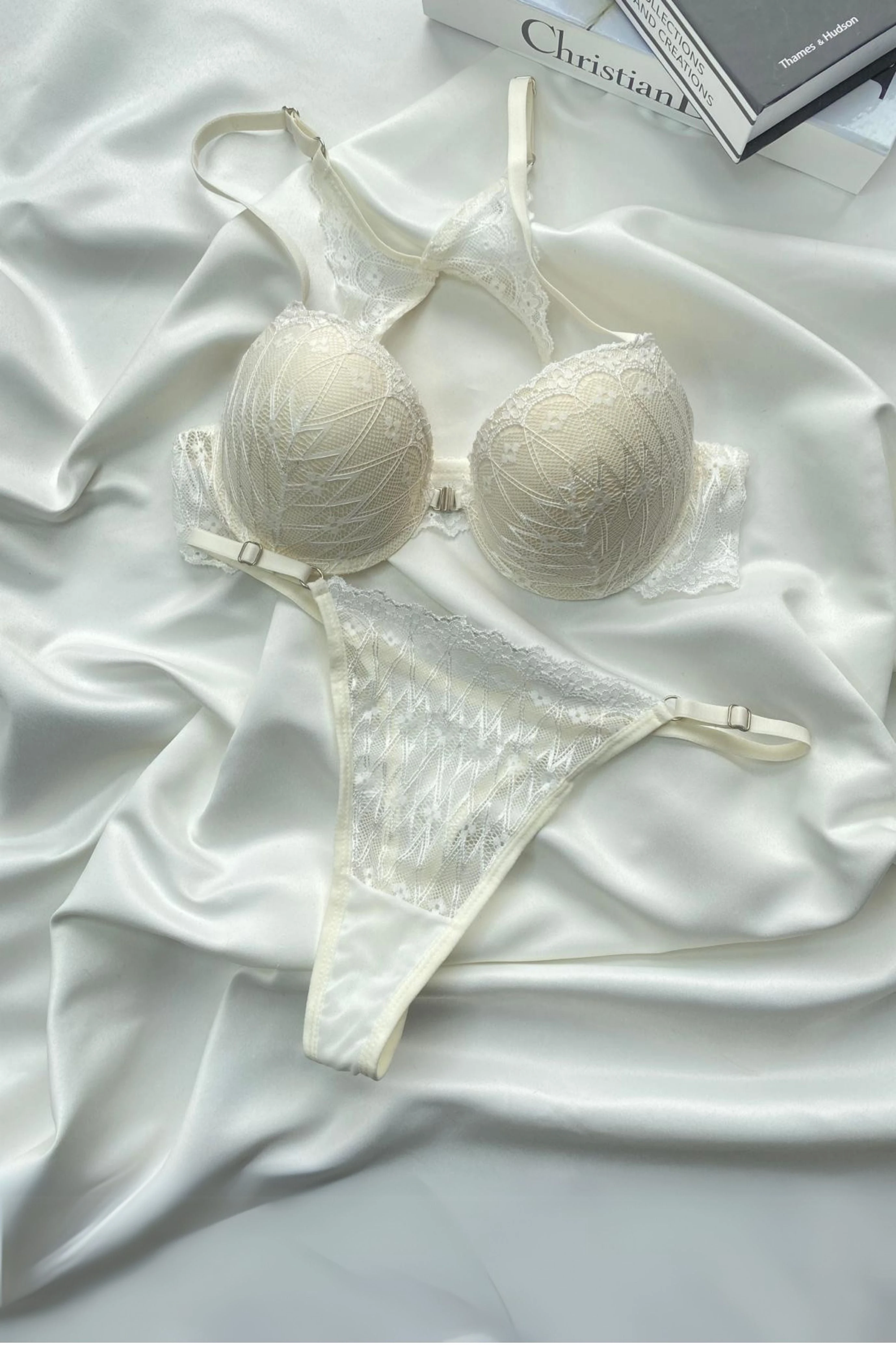 Ekru Renkli Dantel Desenli Destekli Sütyen ve Külot Takımı Kelebek Koleksiyonu