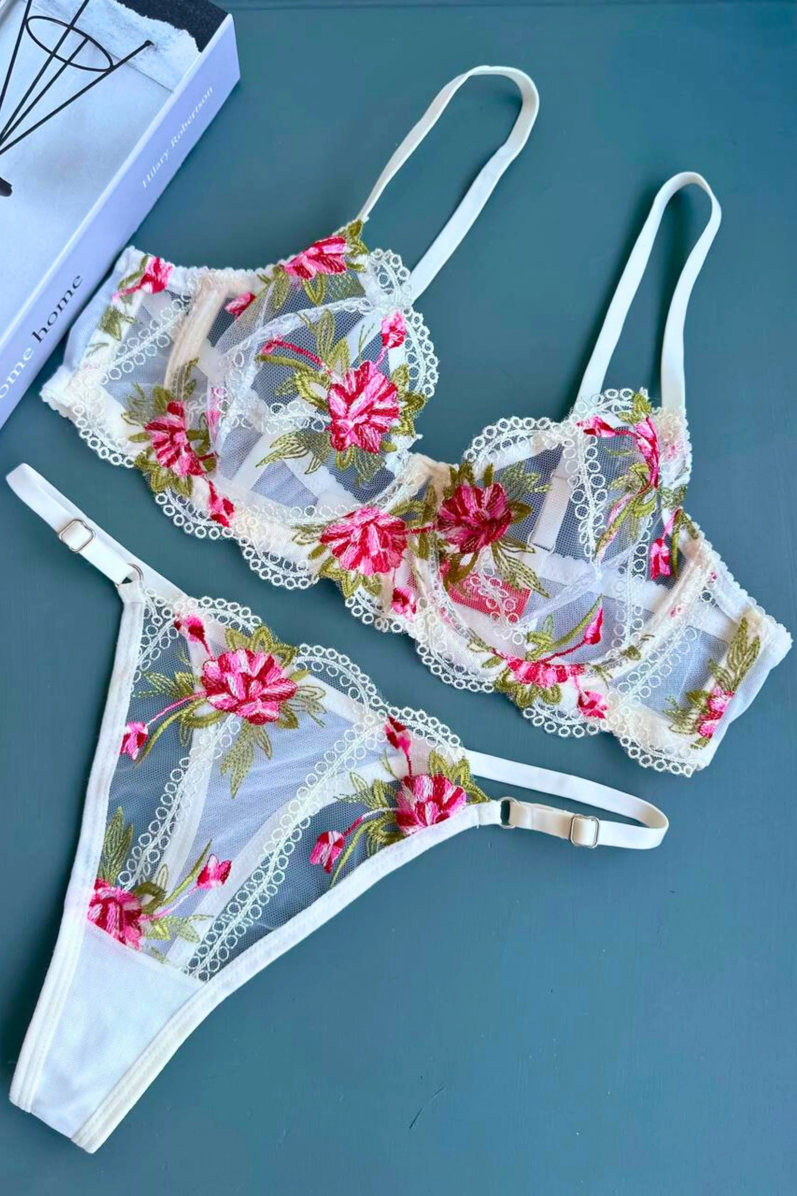 Ekru Renkli Çiçek Detaylı Desteksiz Sütyen ve Külot Takımı Sunflower Dream Collection