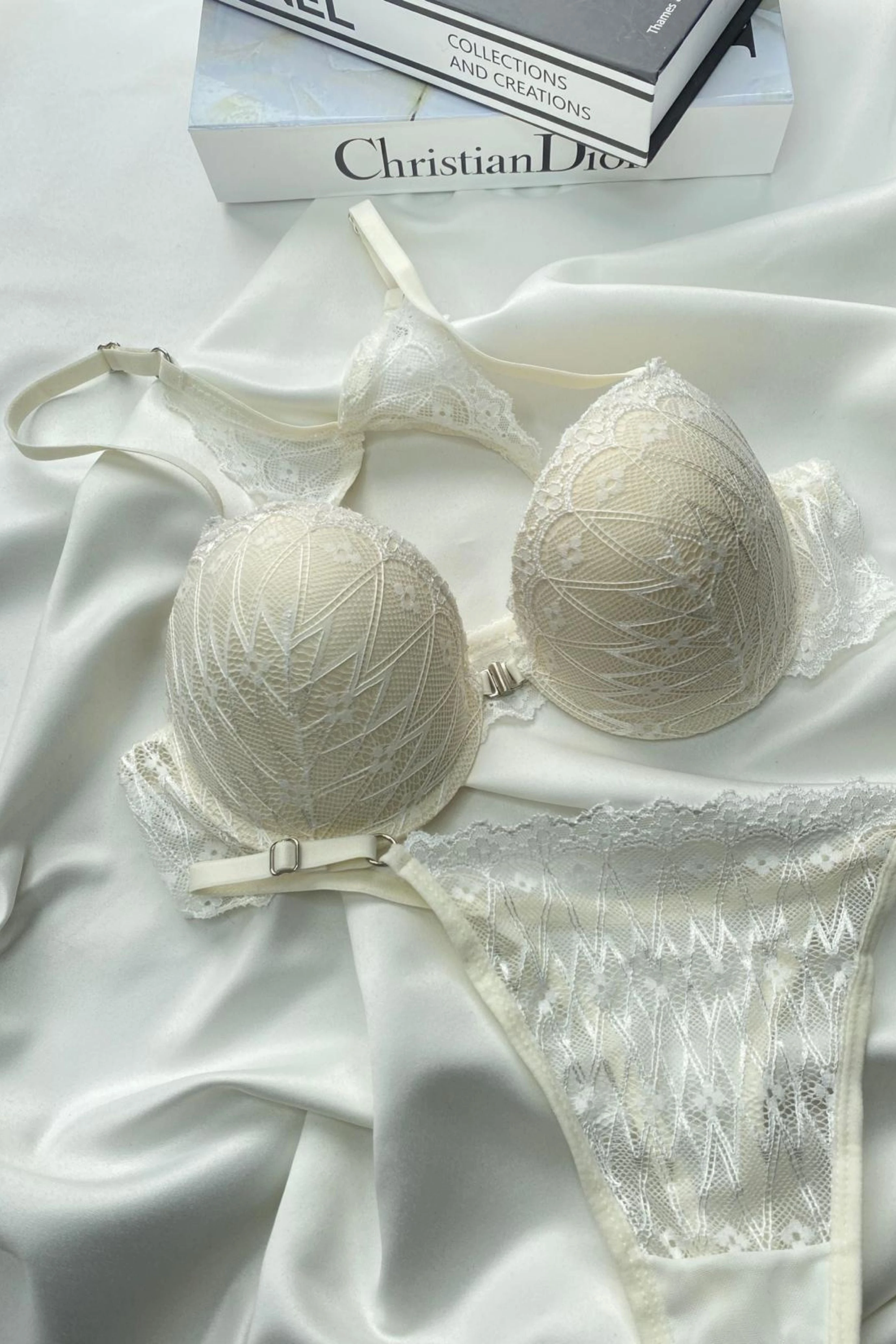 Ekru Renkli Dantel Desenli Destekli Sütyen ve Külot Takımı Kelebek Koleksiyonu