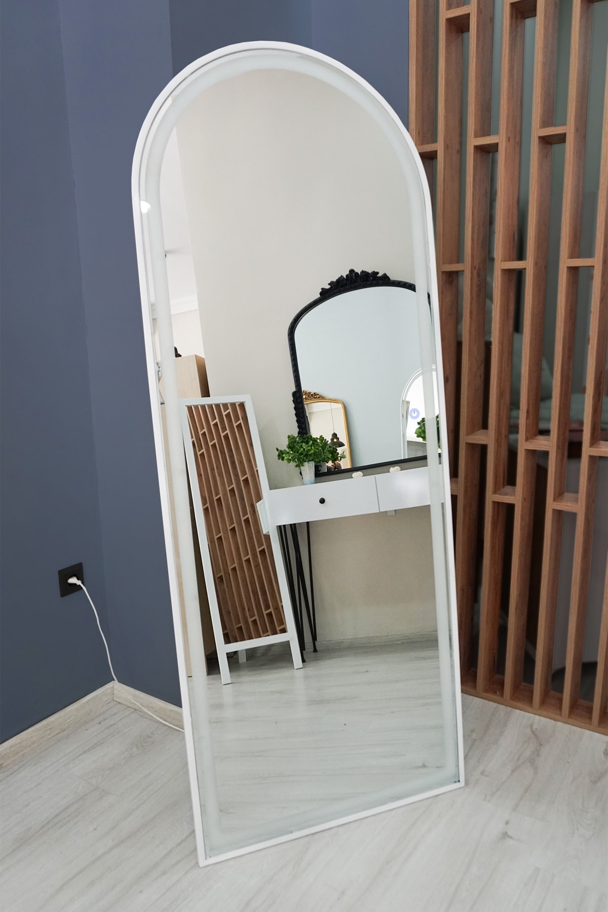 LED İşikli Metal Çerçeveli Influencer Ve Ayaklı Boy Aynası 180 x 70 Cm