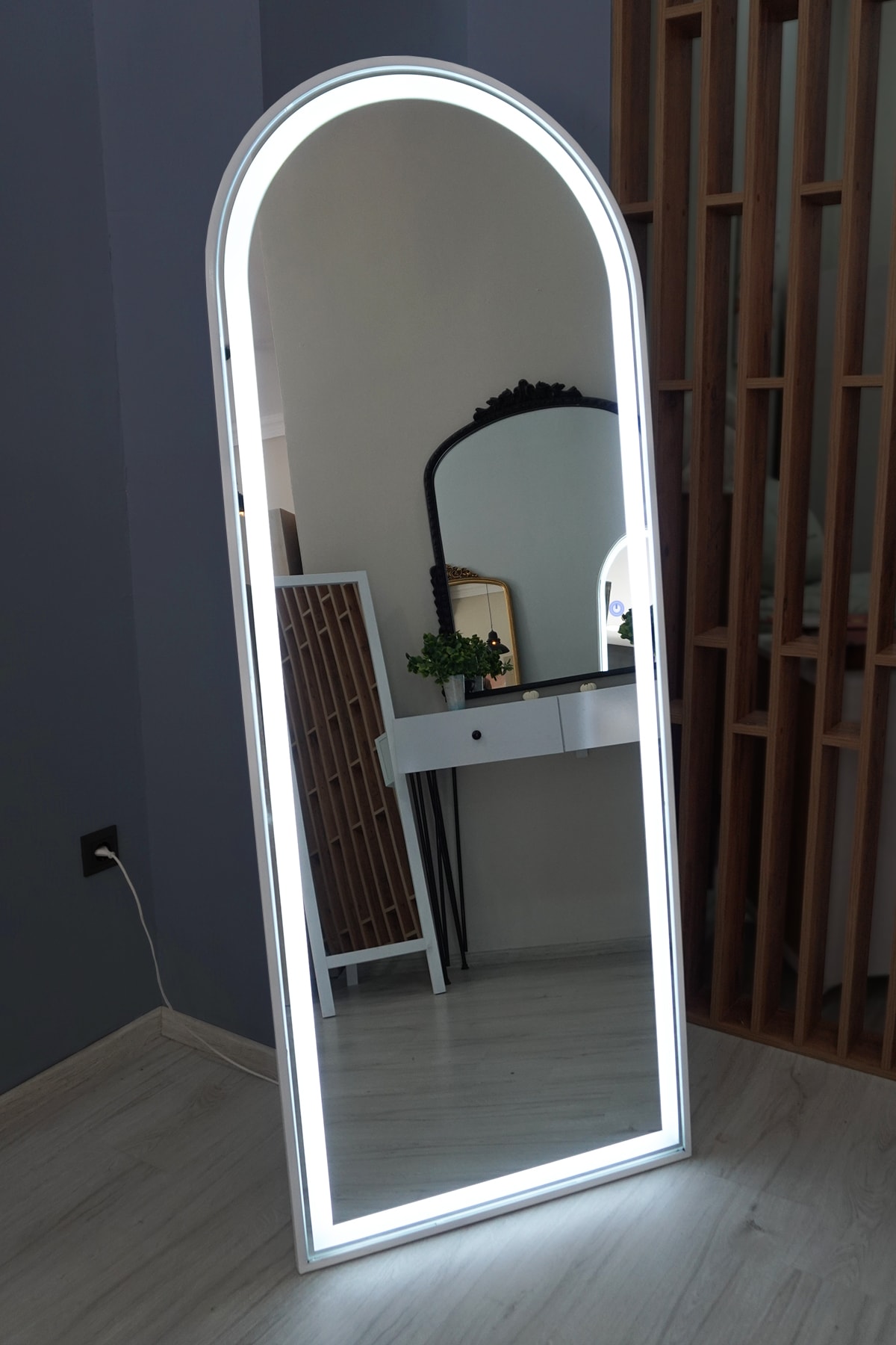 LED İşikli Metal Çerçeveli Influencer Ve Ayaklı Boy Aynası 180 x 70 Cm