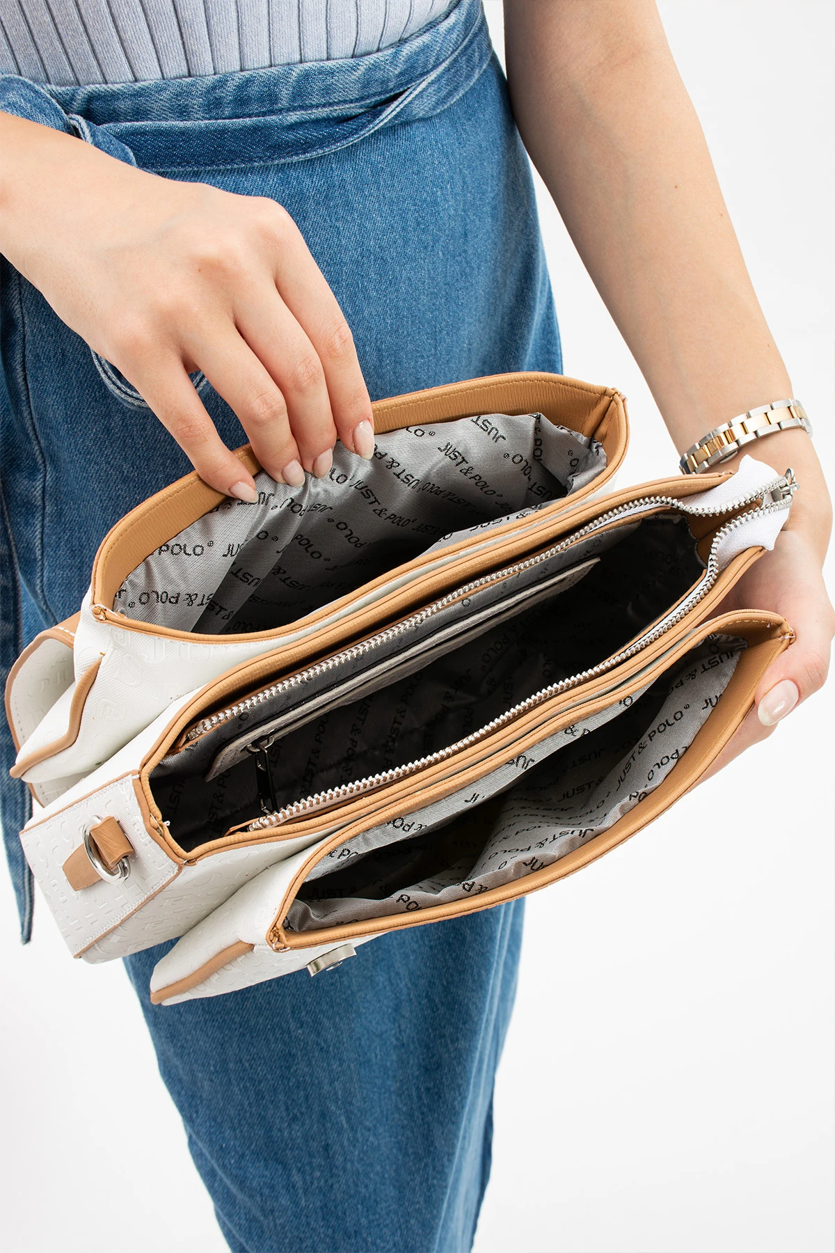 Beyaz Büyük Boy Gofraj Baskı 6 Gözlü Kadın Çapraz Omuz Çantası 29x19cm Pbu20106