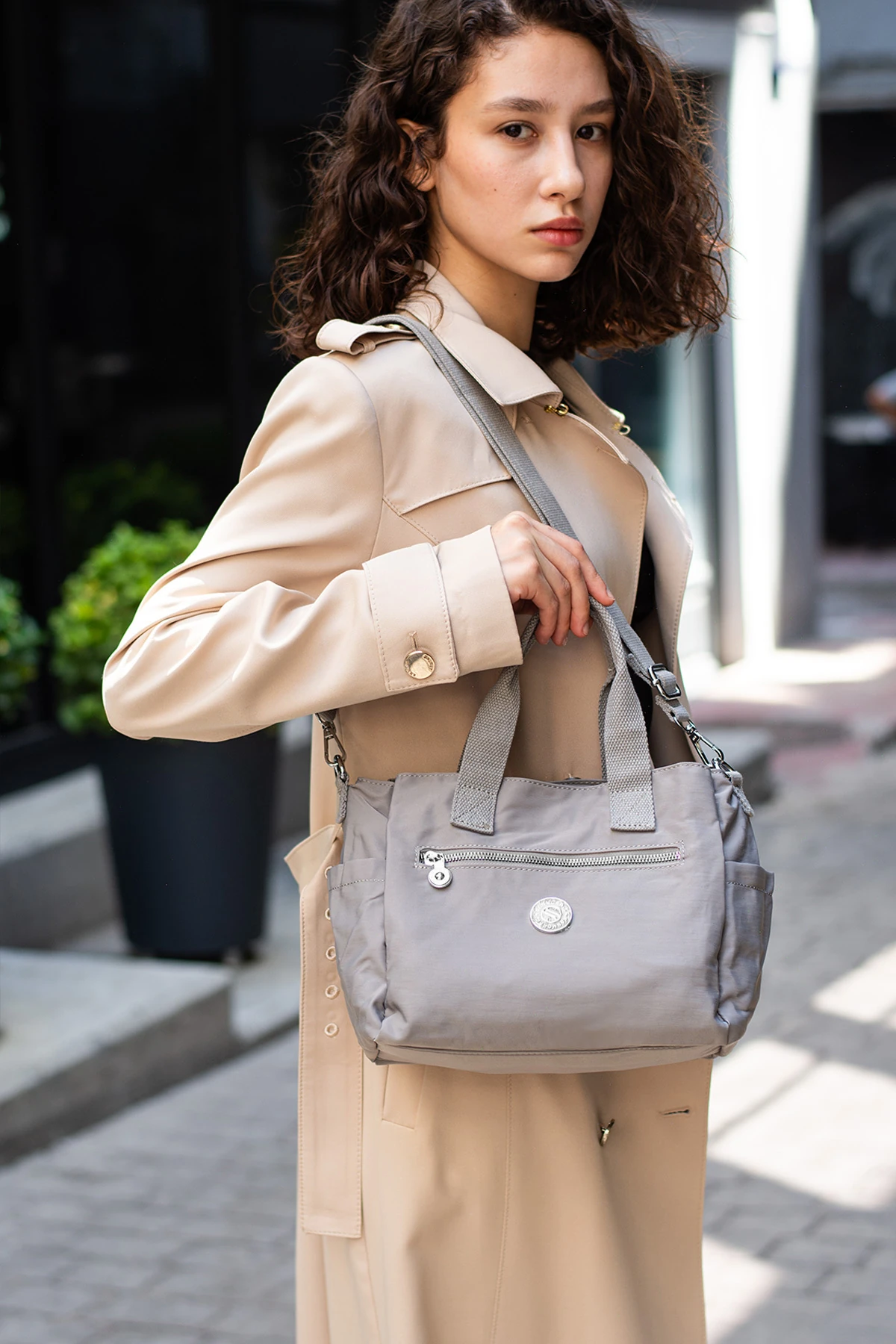 Çapraz Askılı Kadın Omuz Çantası – Çok Bölmeli, Dayanıklı ve Modern Tasarım