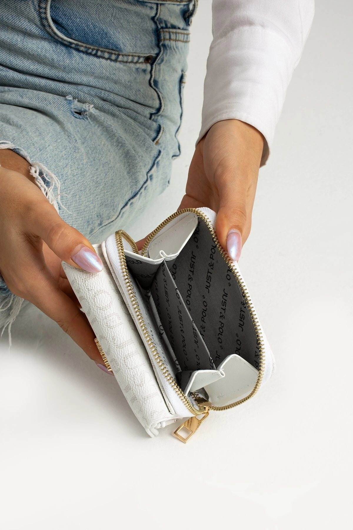 Kadın Beyaz Bol Kartlıklı Kağıt Para Bölmeli Cüzdan 12cmx10cm PBU02