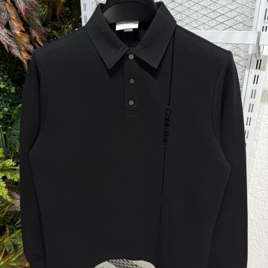 Calvin Klein Siyah Yakalı