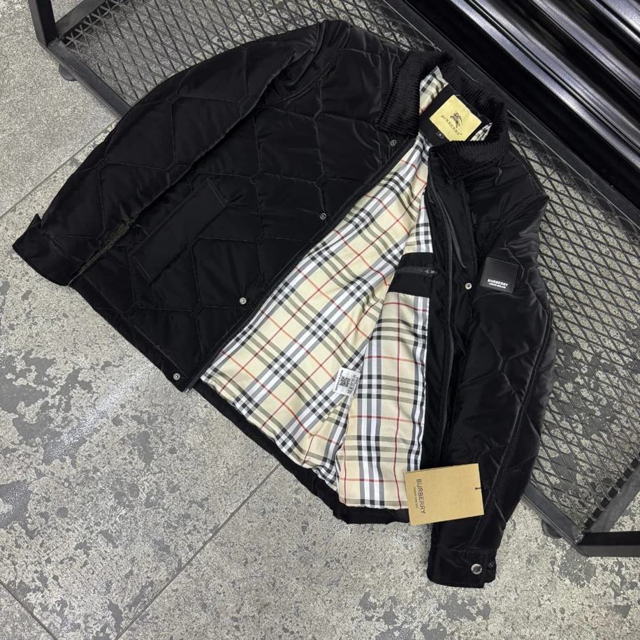 Burberry Siyah Yakalı Mont