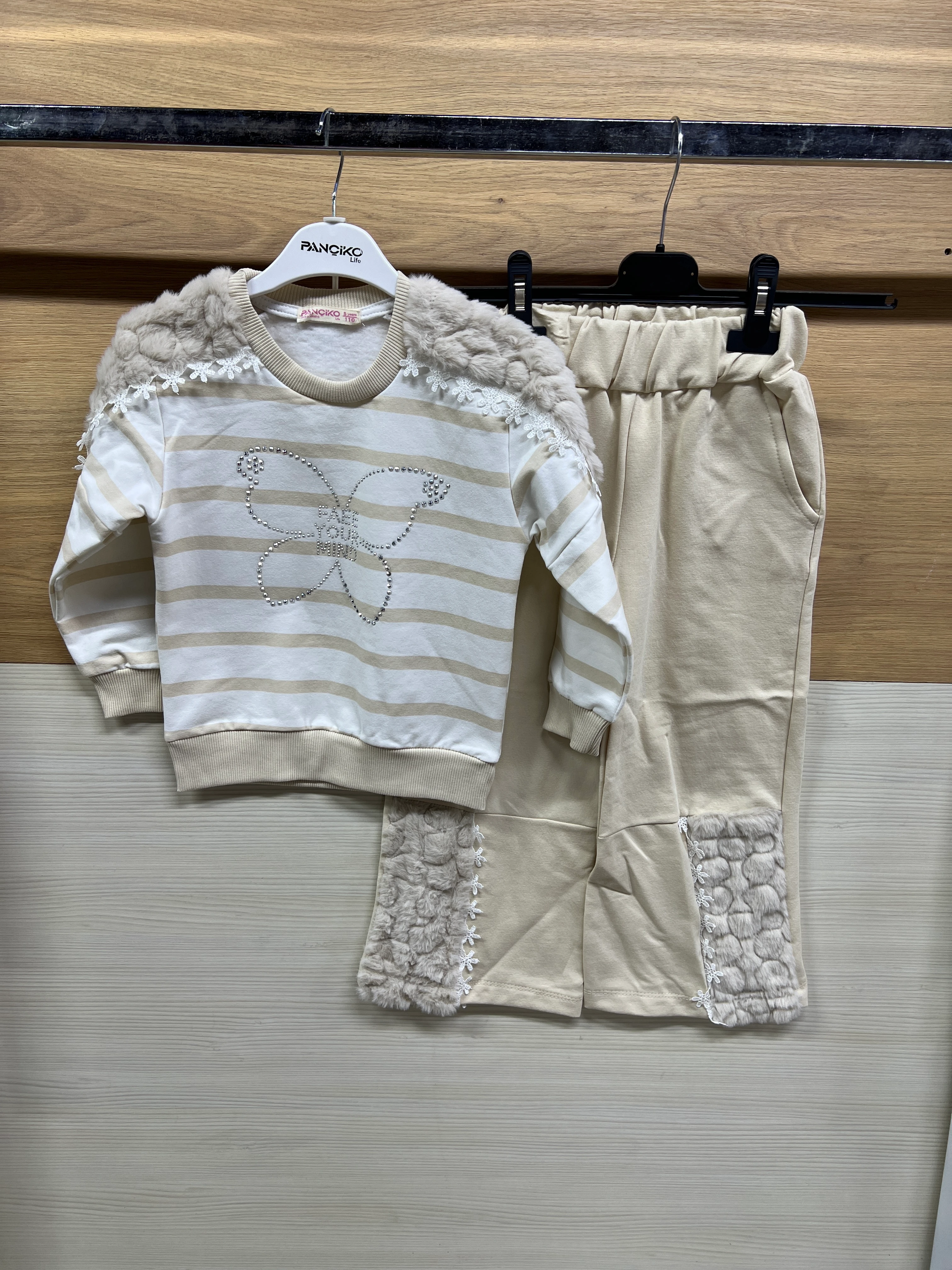 Peluş Detaylı Kelebek Taş İşlemeli Şardonlu Alt Üst Takım Bej