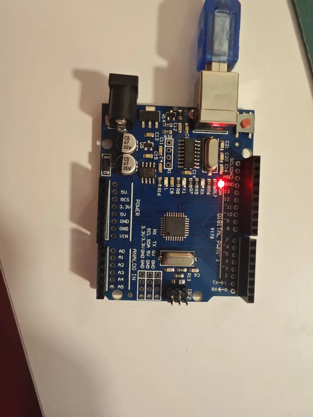 Arduino Uno USB kablo ile bilgisayara bağlı ve güç LED'i yanıyor