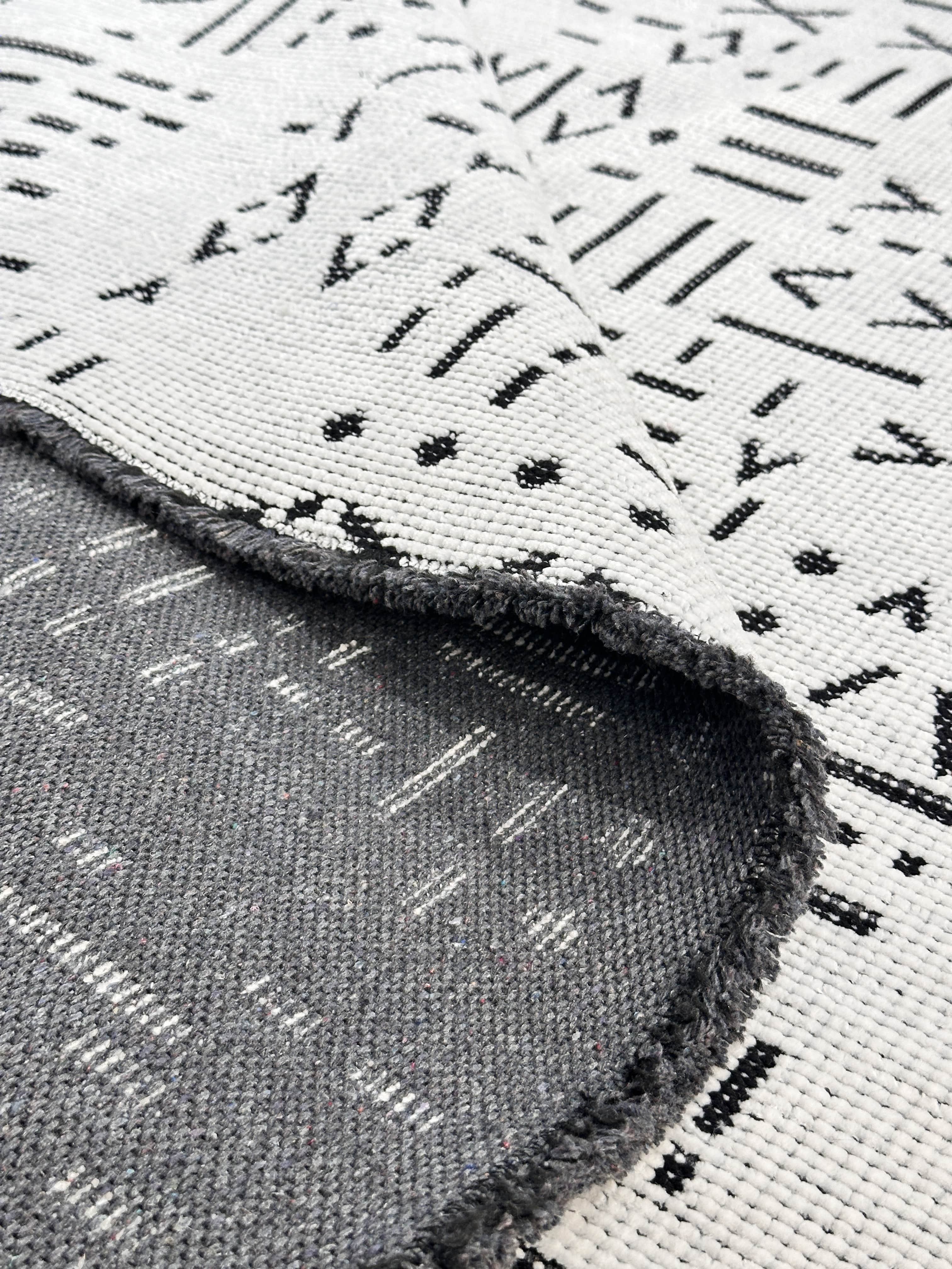 Şönil Kilim Çivi Desen Beyaz