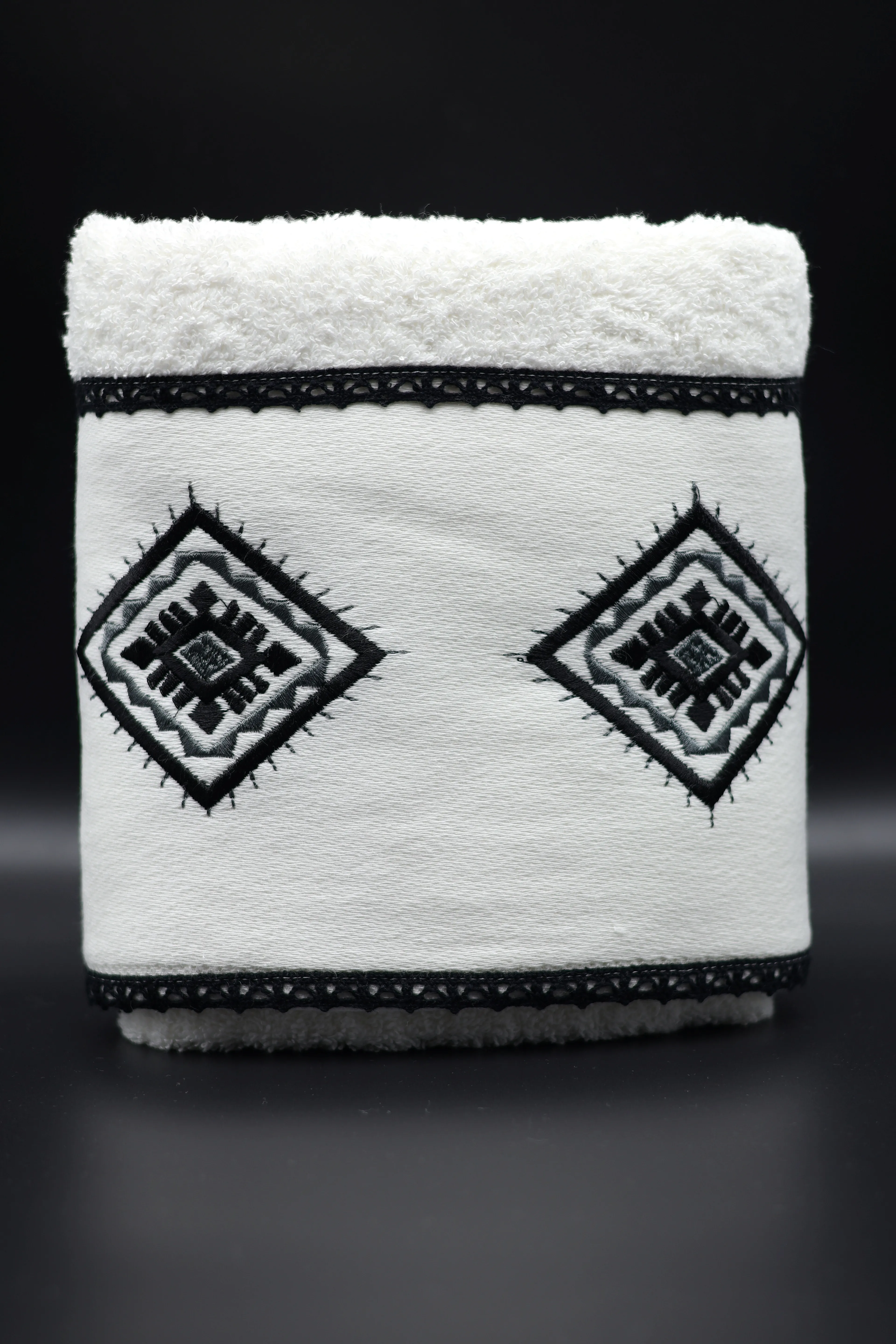 %100 Pamuk Geometrik Kilim Desenli Dantel Şeritli El ve Yüz Havlusu (50x90 cm)