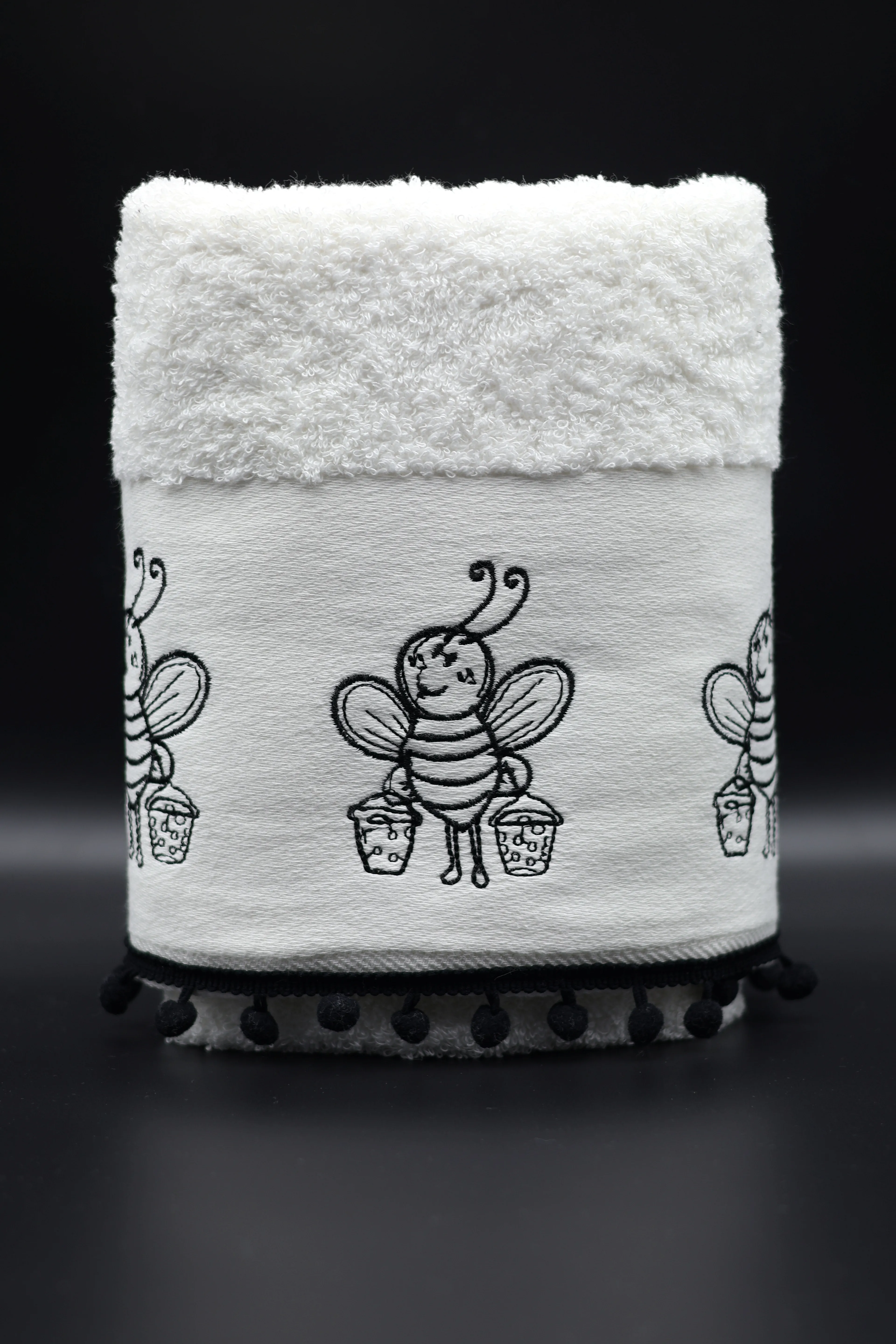 %100 Pamuk Arı Nakışlı Siyah Ponponlu El ve Yüz Havlusu (50x90 cm)