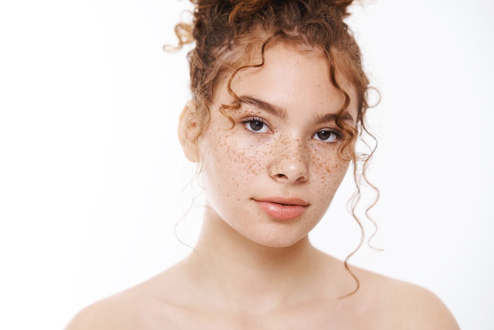 Cilt Lekeleri İçin Etkili Serum Seçimi: Arbutin, Niacinamide ve Hyalüronik Asit ile Güçlü Çözümler