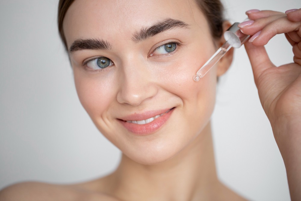 Hyaluronic Asit Serumları: Cildiniz İçin 2025'in En İyi Nemlendiricisi
