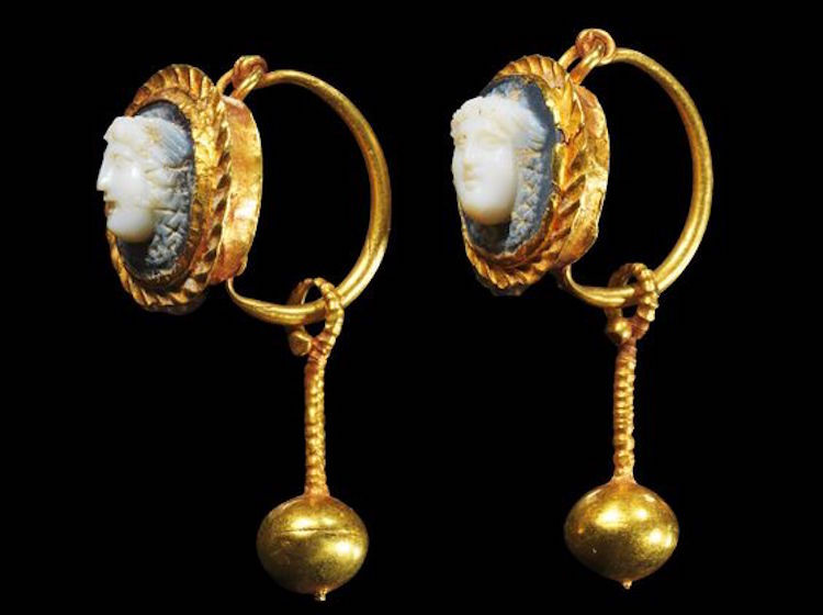 Küpelerin Tarihçesi ve Evrimi: Antik Dönemlerden Modern Zamanlara Küpe Modası