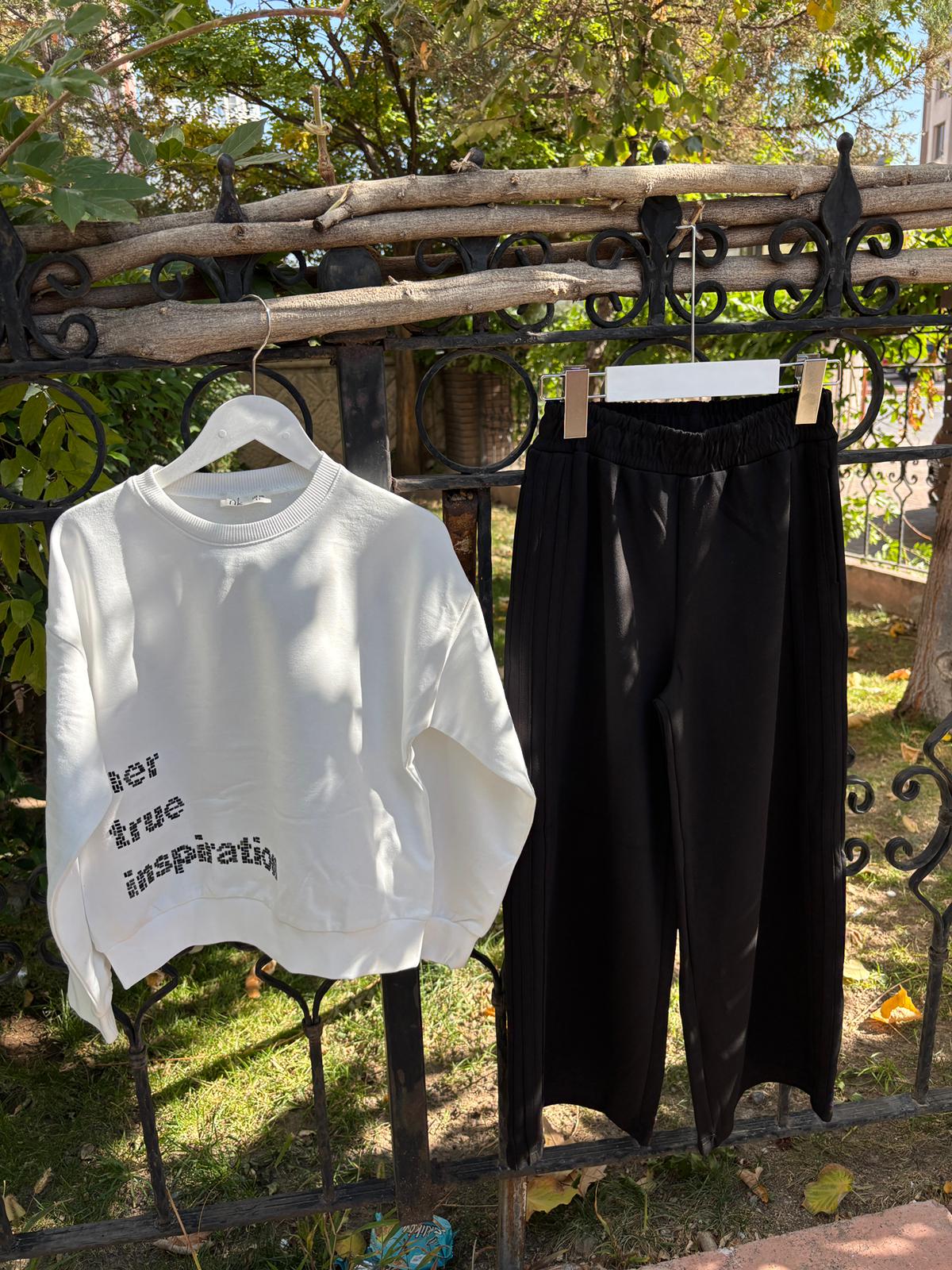 8-14 Yaş Kız Çocuk “Her True Inspiration” Baskılı Beyaz Sweatshirt ve Siyah Eşofman Takım