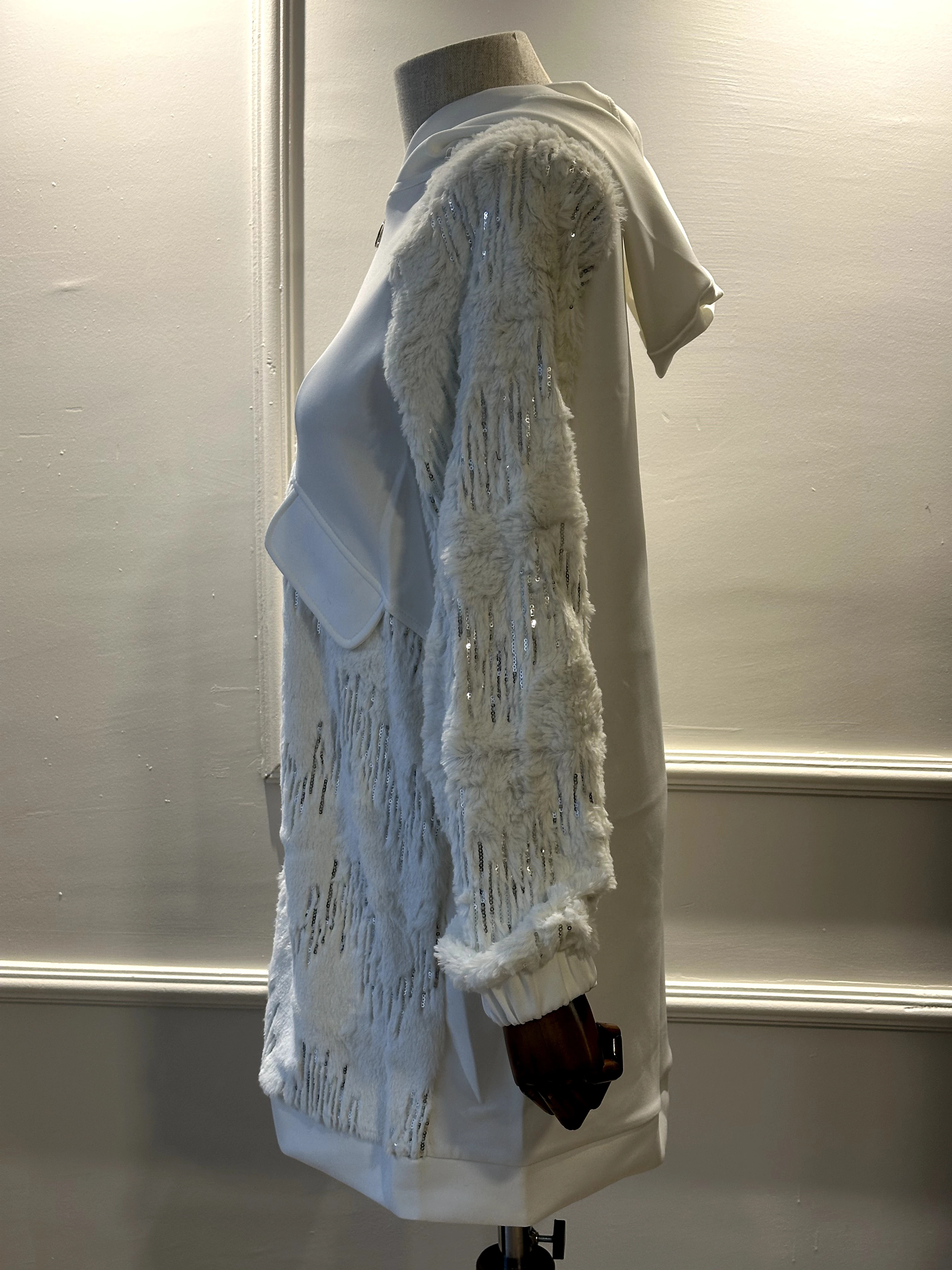 BEYAZ KAPŞONLU KÜRK 