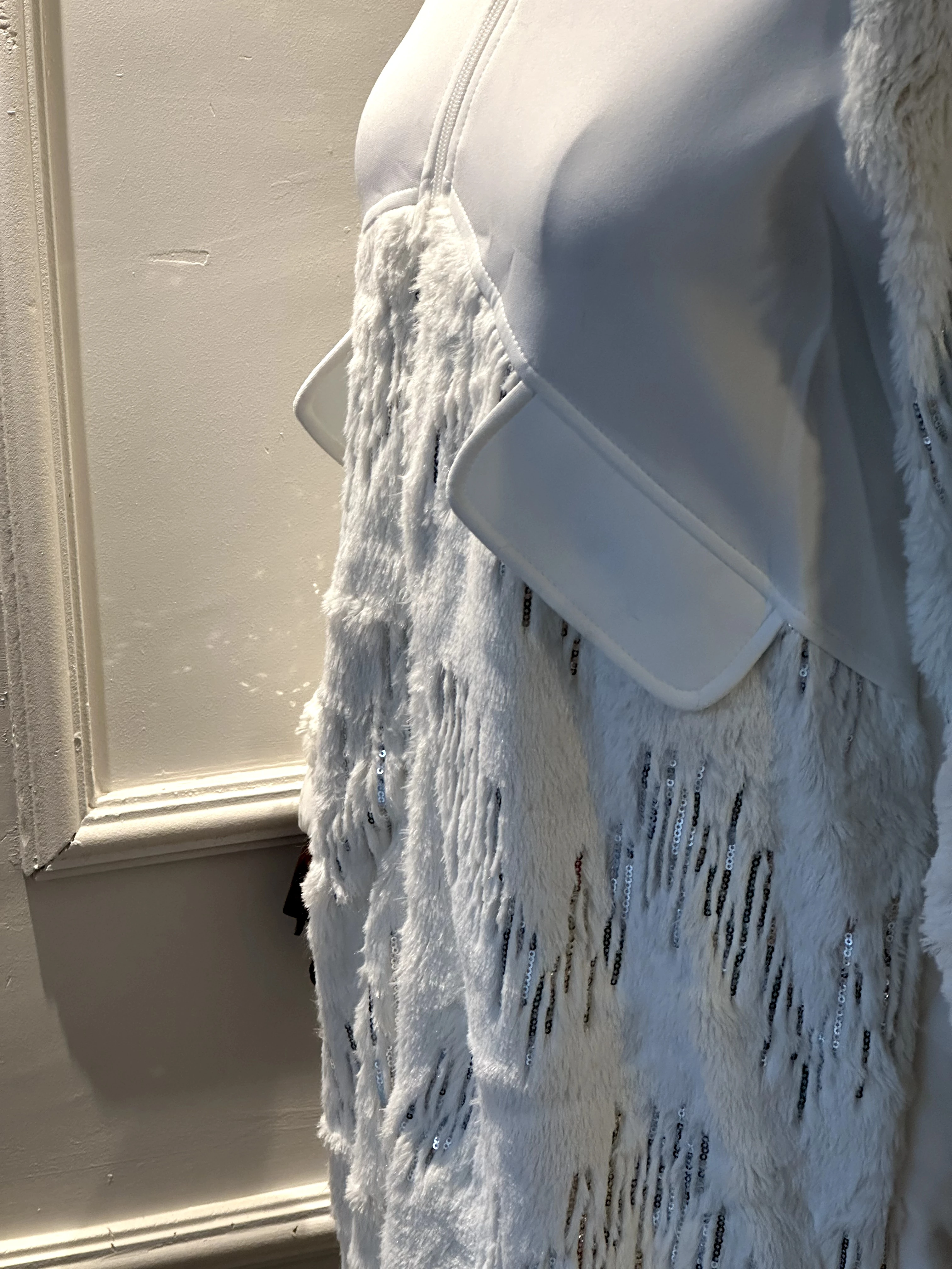 BEYAZ KAPŞONLU KÜRK 