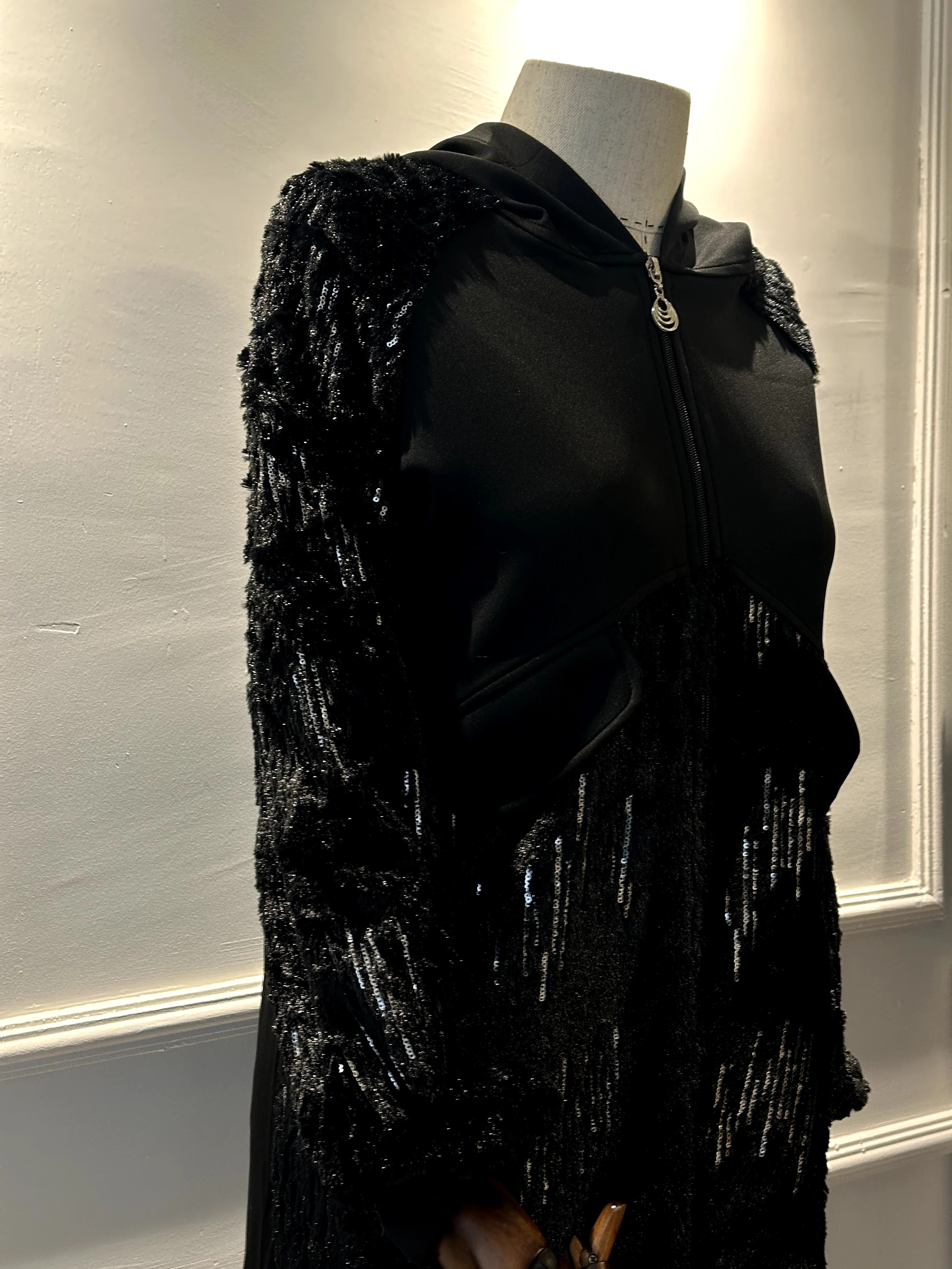 SİYAH KAPŞONLU KÜRK 