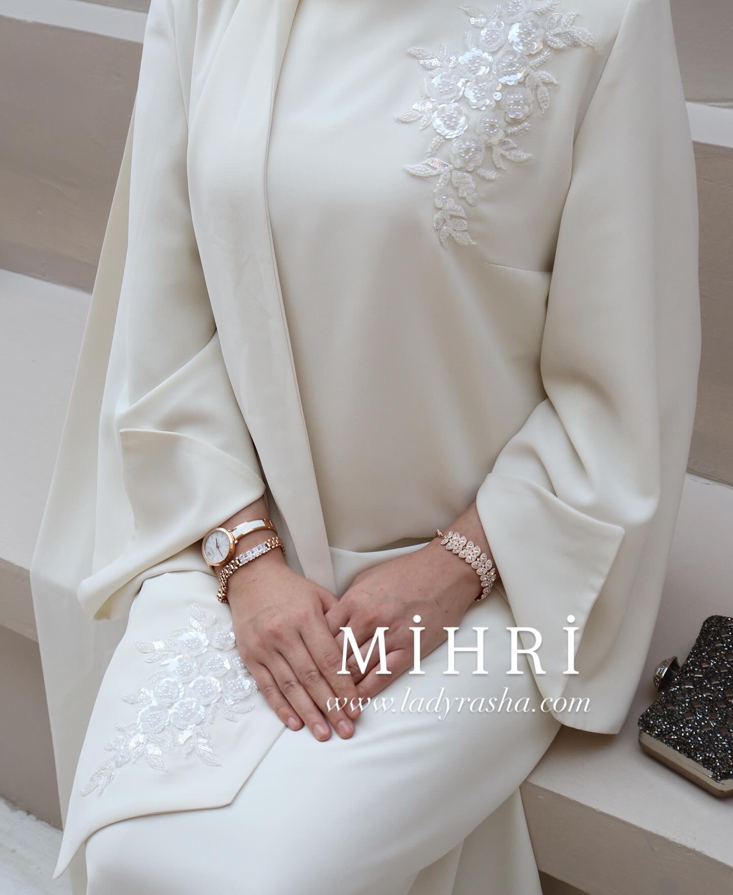 BEEYAZ MİHRİ ELBİSE