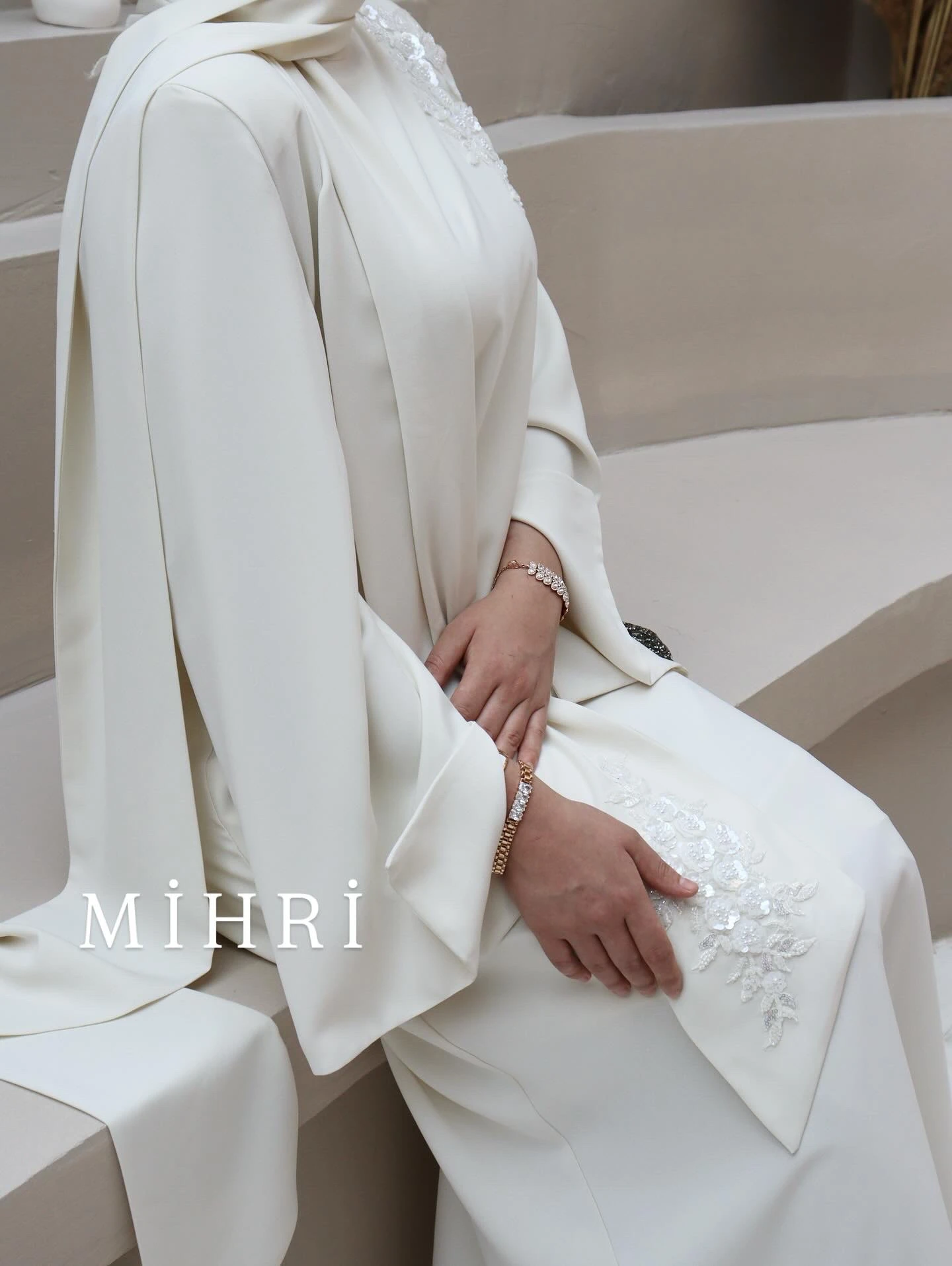 BEEYAZ MİHRİ ELBİSE