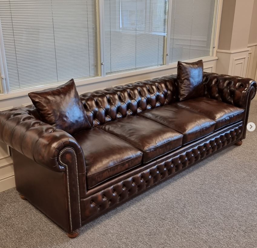 PREMIUM ROB-OFF CHESTERFIELD SET