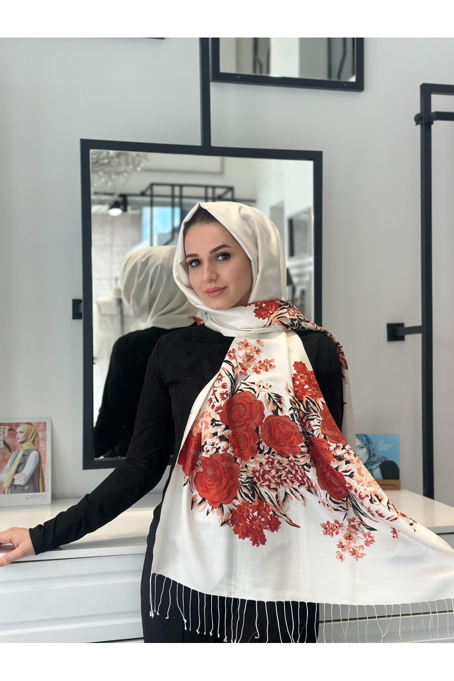 BEYAZ KIRMIZI SARAY BAHÇESİ DESENLİ  İPEK ŞAL