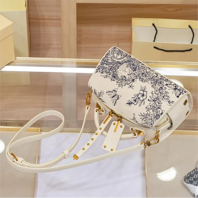 Elegant Embroidered Leather Shoulder Bag for Women – Stylish Designer Handbag with Adjustable Strap – White