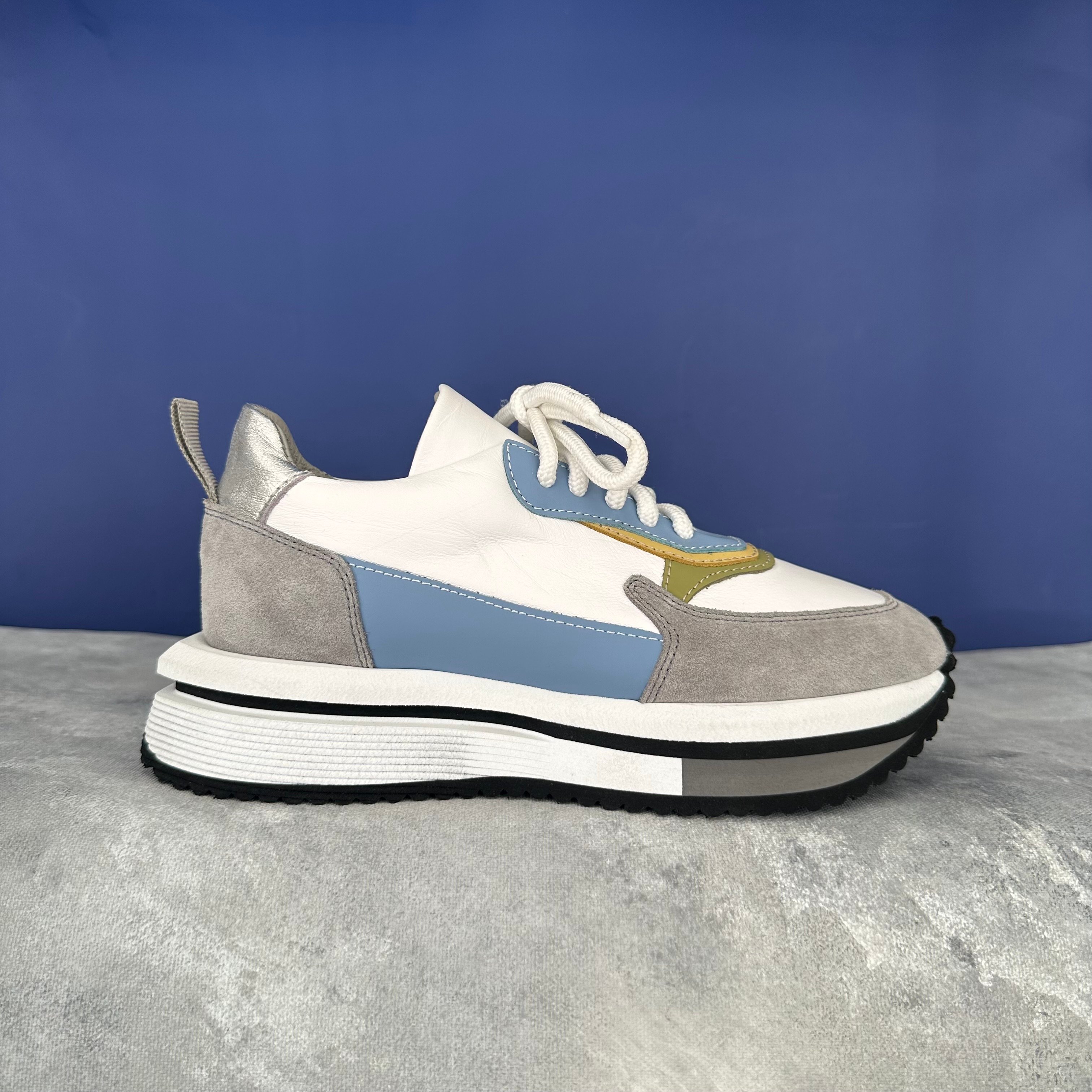 Beyaz Gri Hafif Tabanlı Sneaker